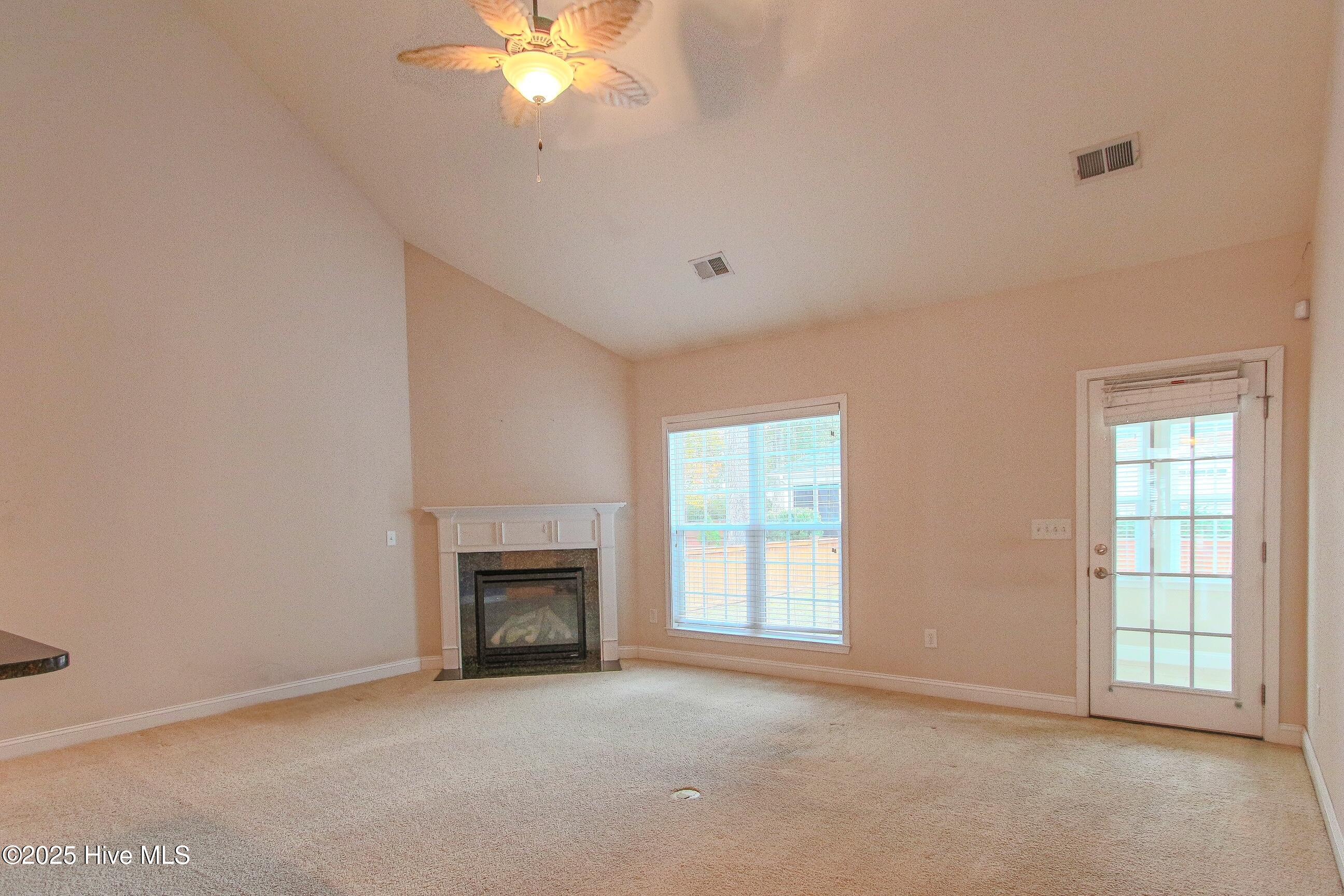 100478144 | Photo 22