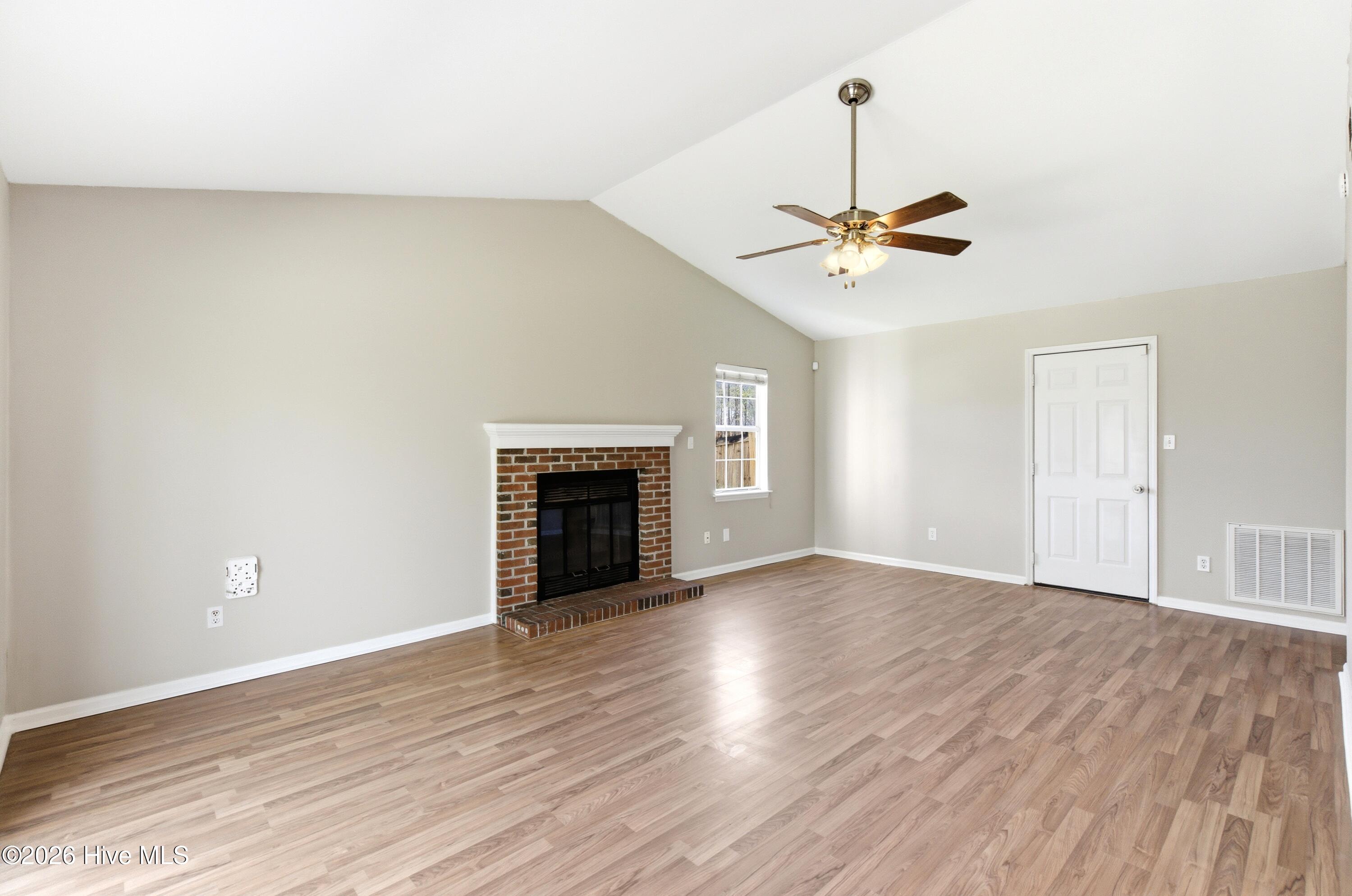 100561176 | Photo 13