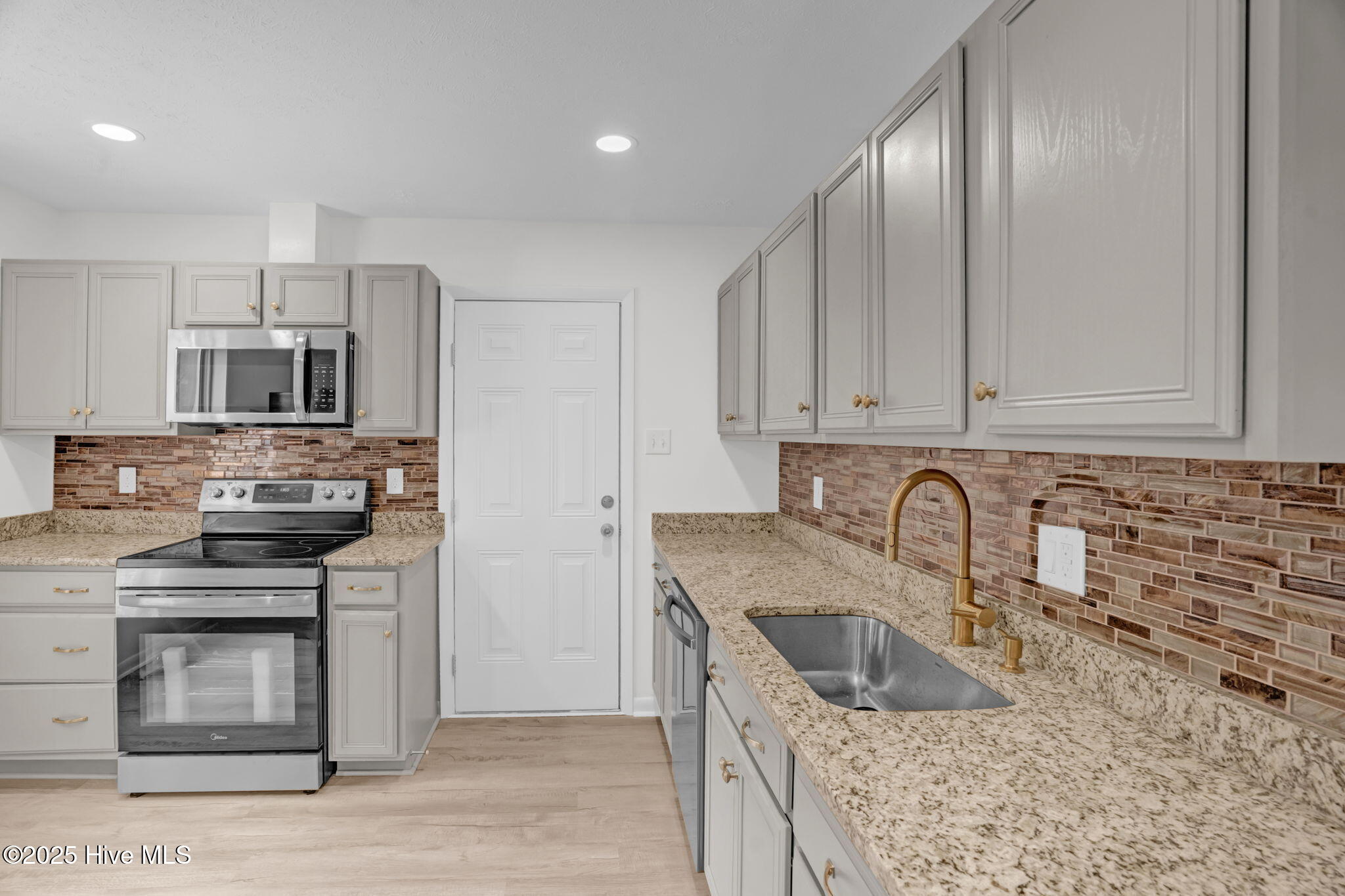 9-web-or-mls-811 Crawford St-9