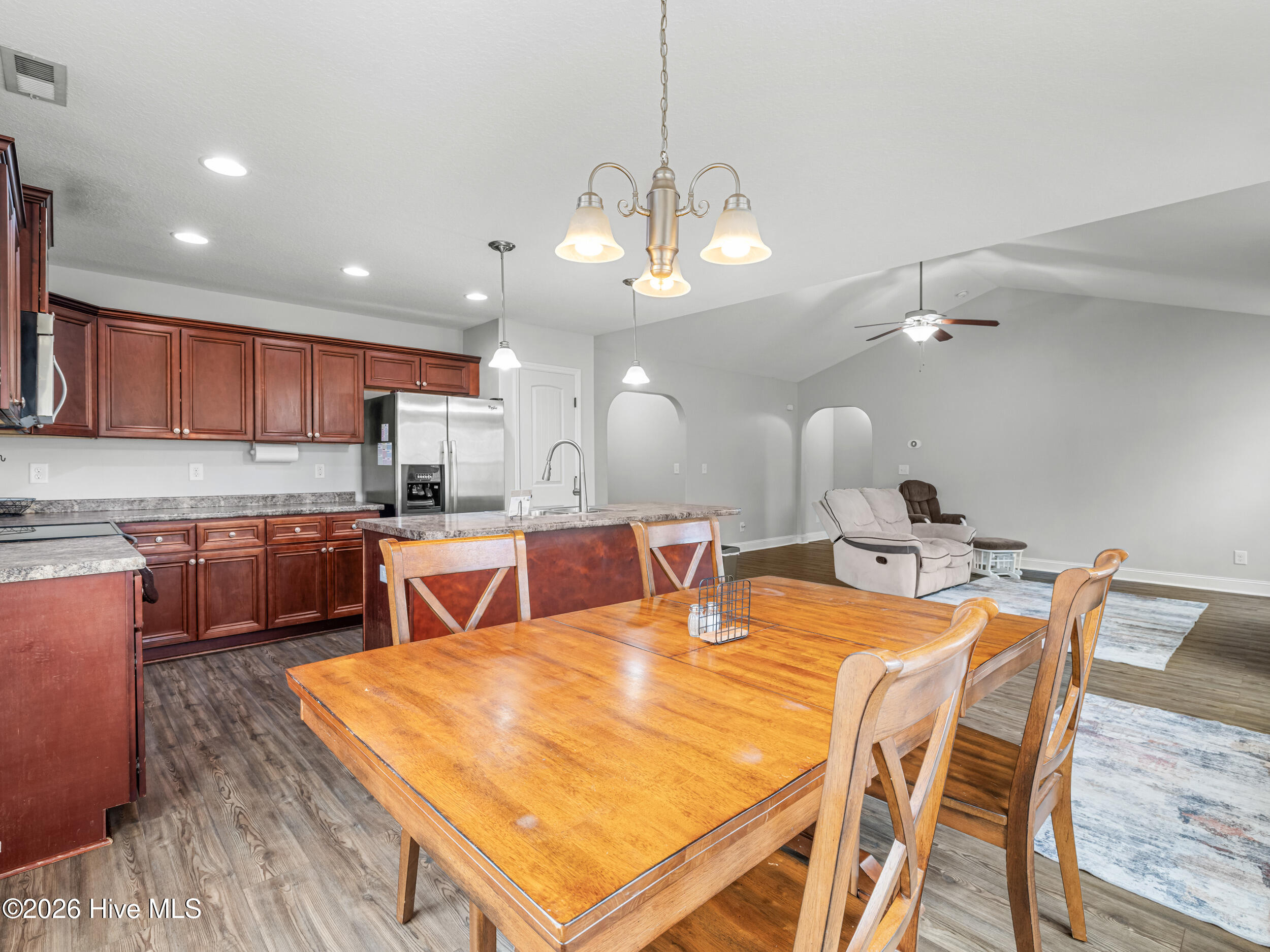 100548593 | Photo 15