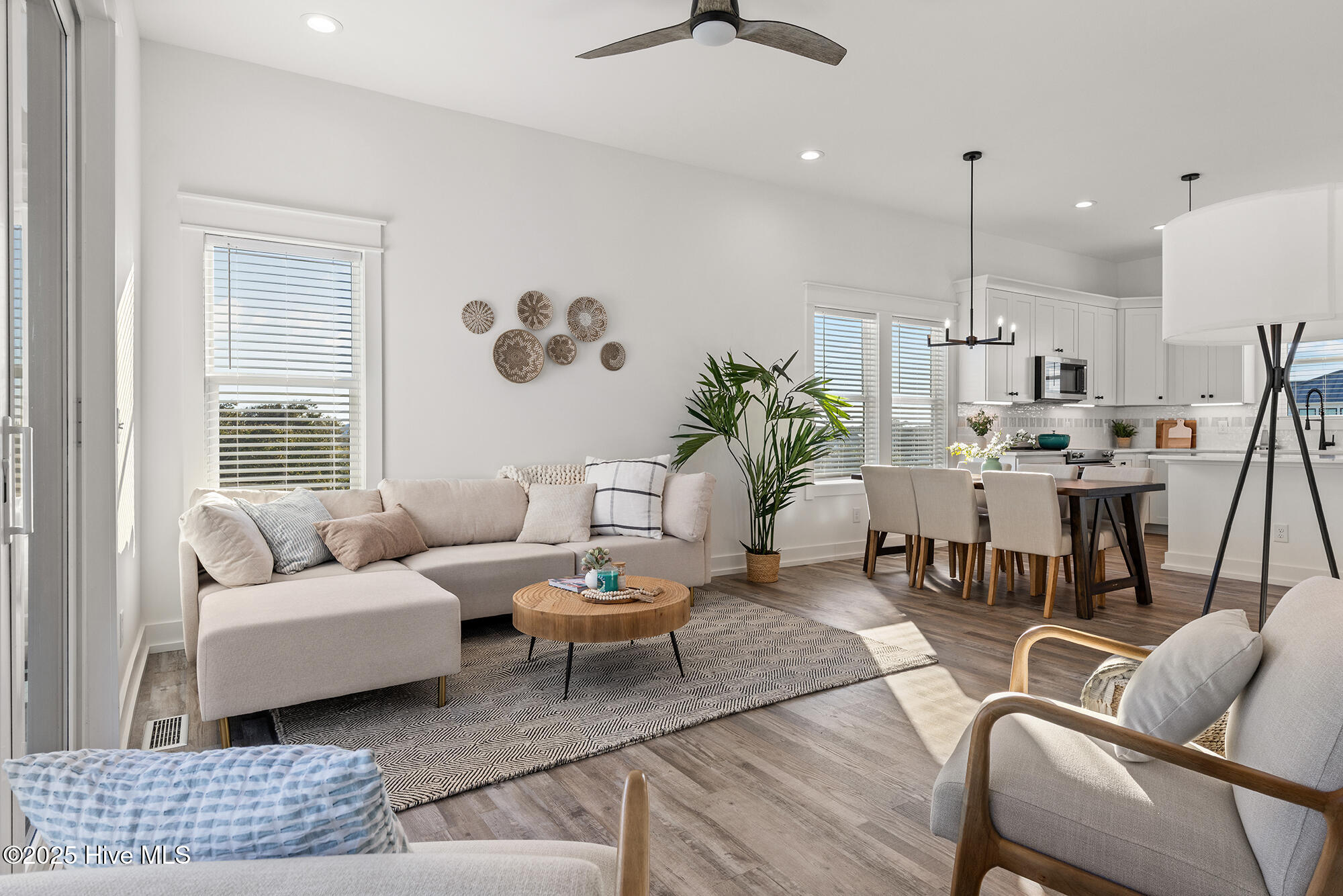 100542866 | Photo 23