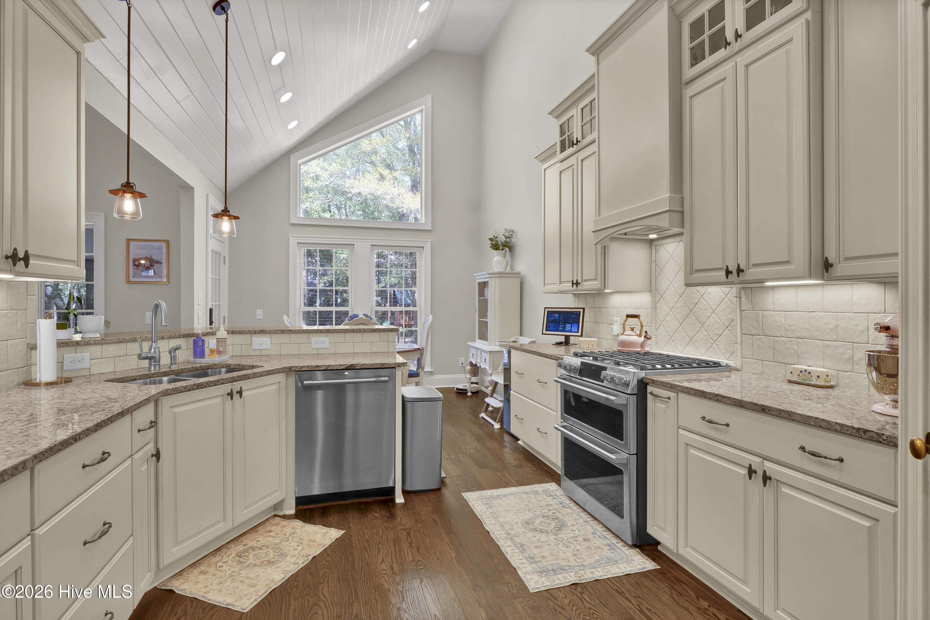 100563918 | Photo 17