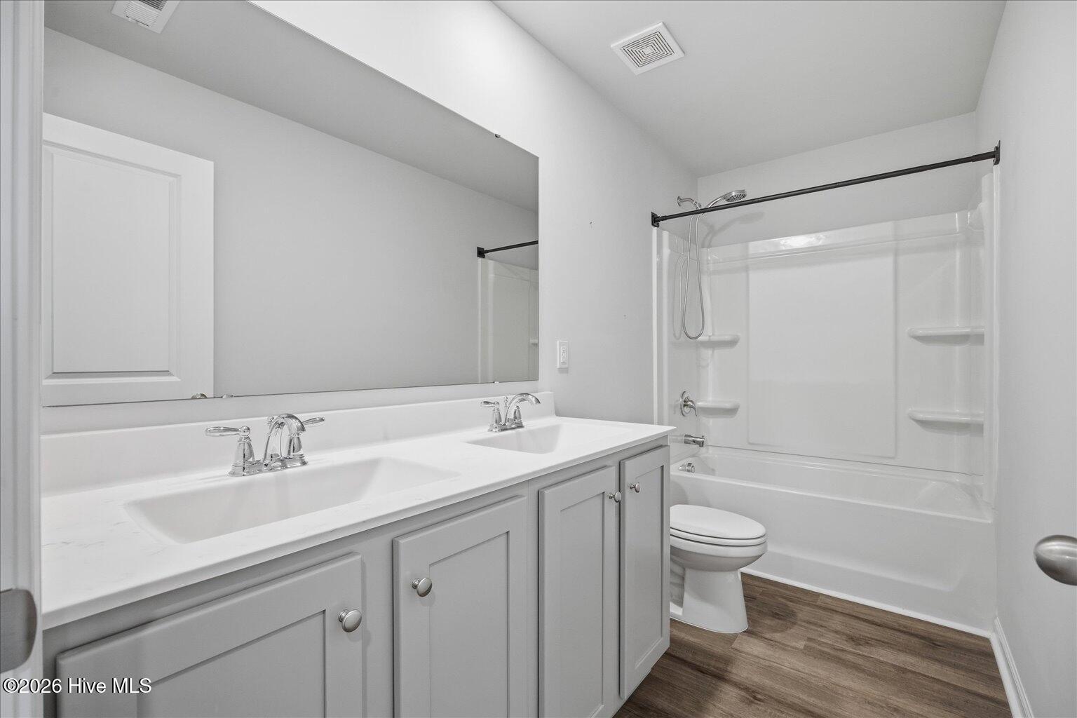 100548049 | Photo 64