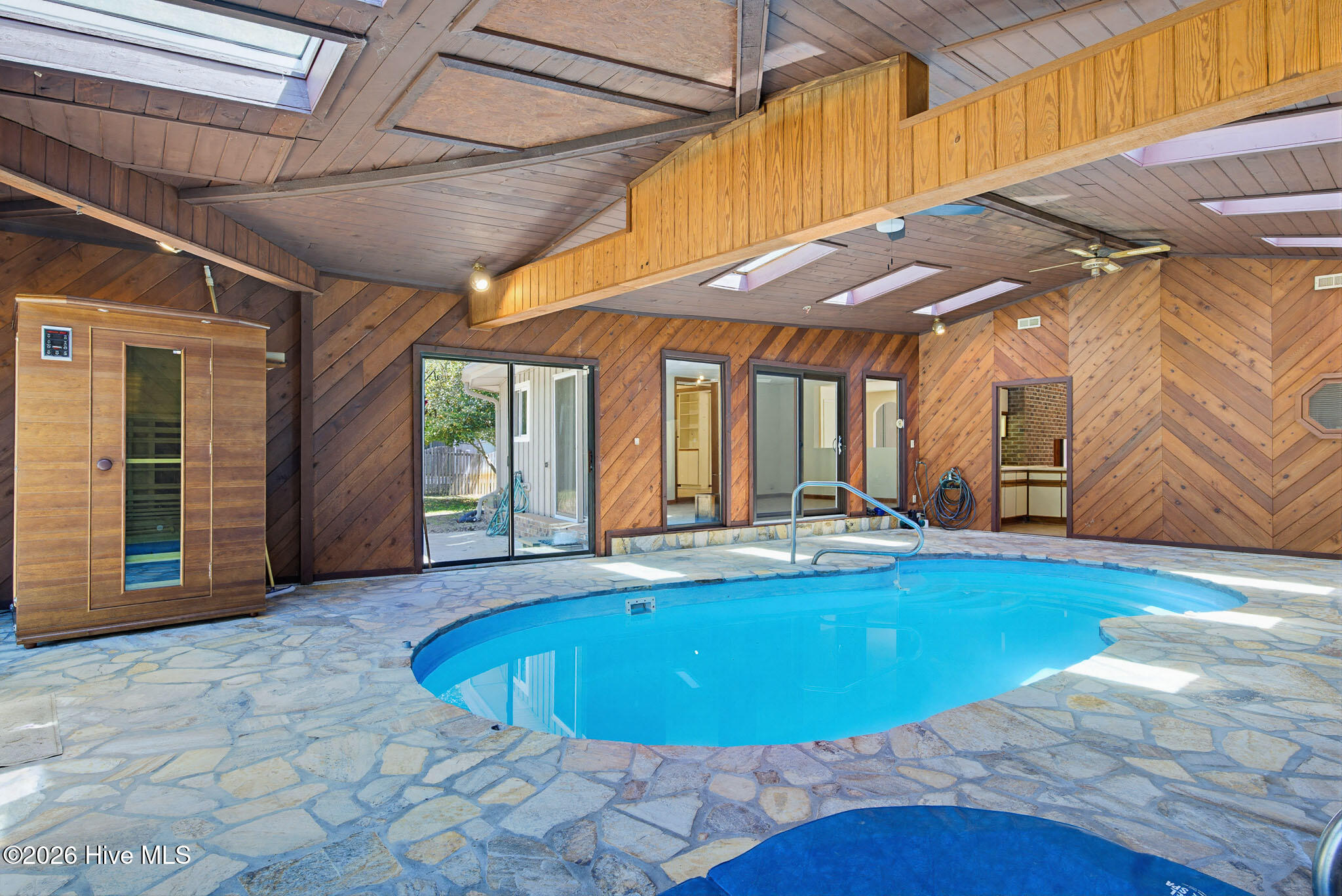 100568983 | Photo 14