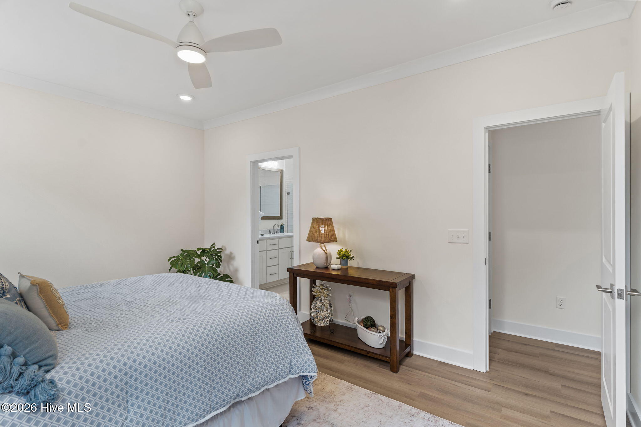 100558259 | Photo 39