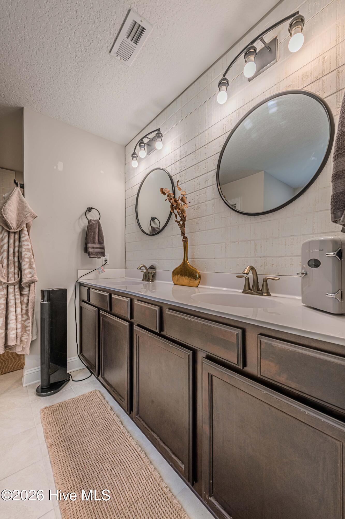 100570010 | Photo 37