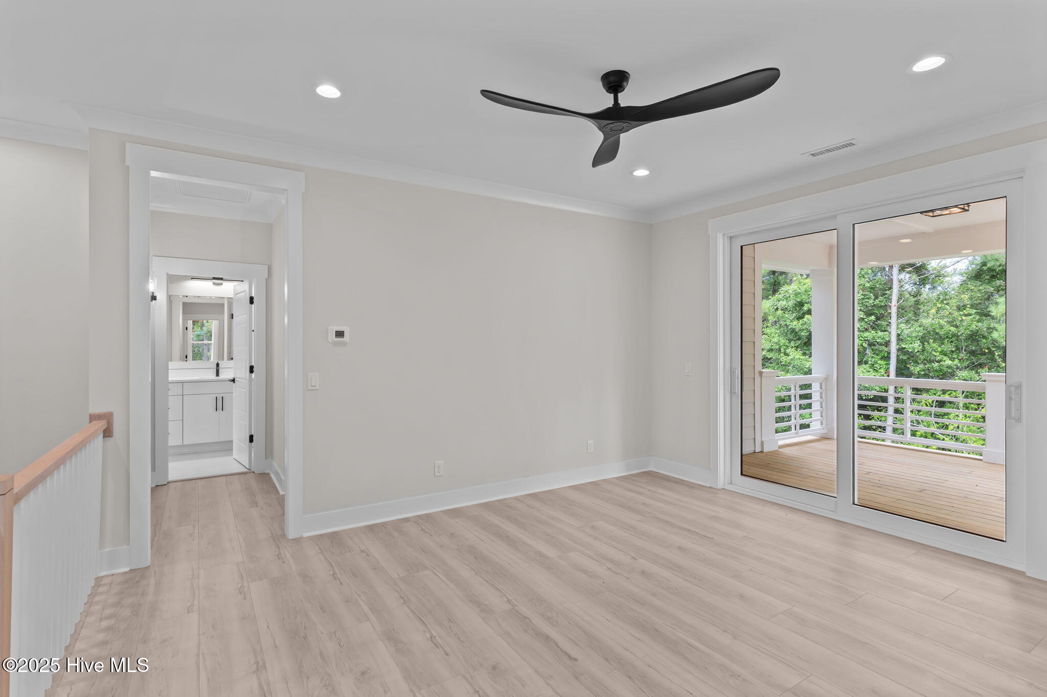 100548099 | Photo 42