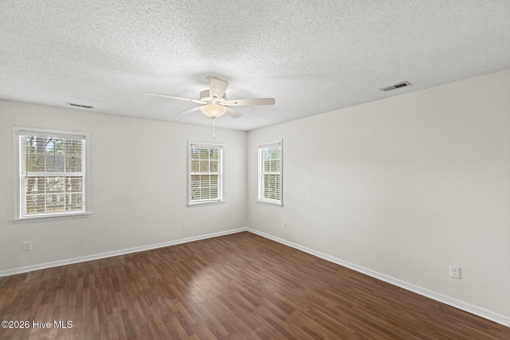 100548531 | Photo 23