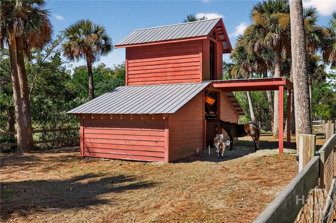 Barn w/ power and water