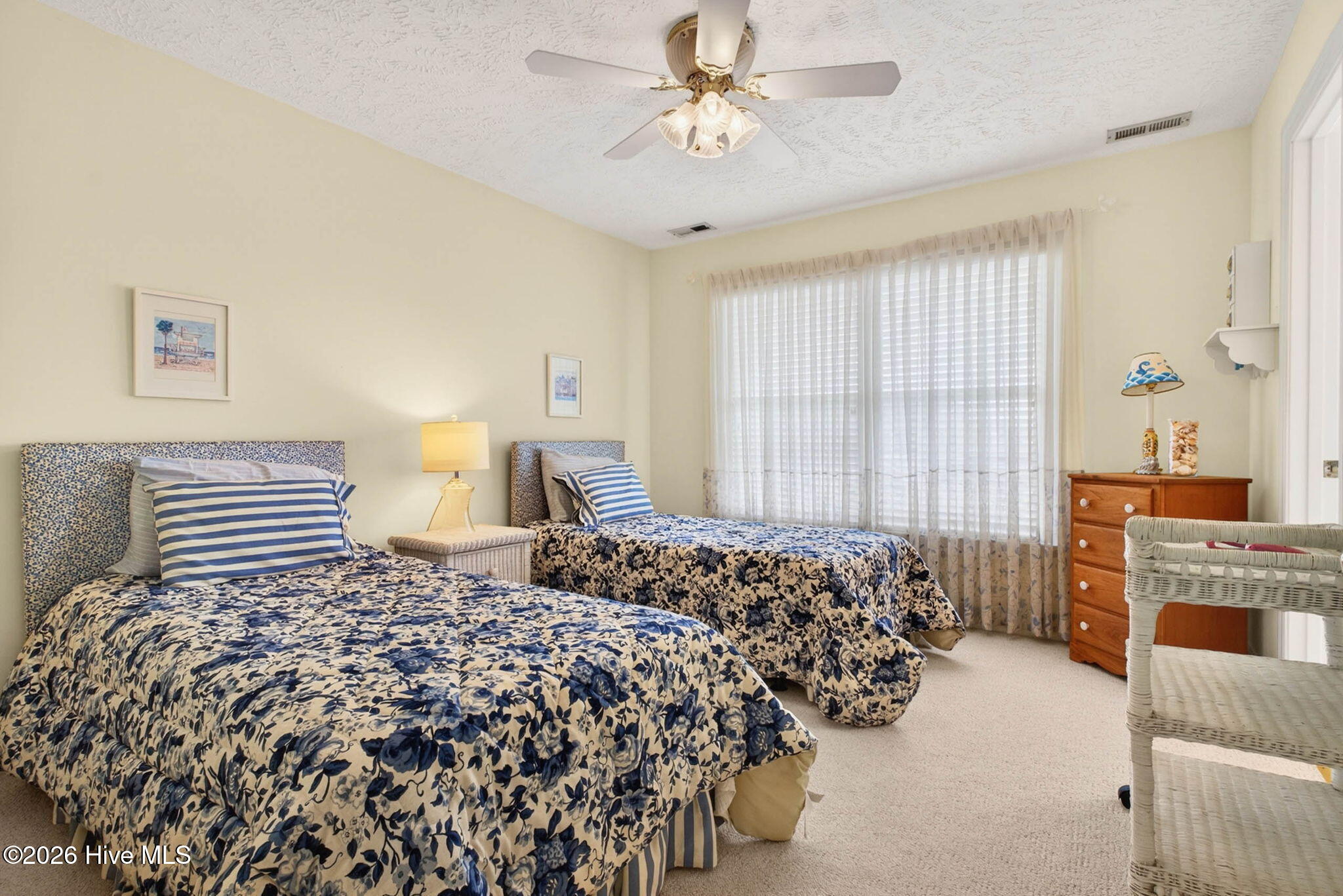 100570658 | Photo 41