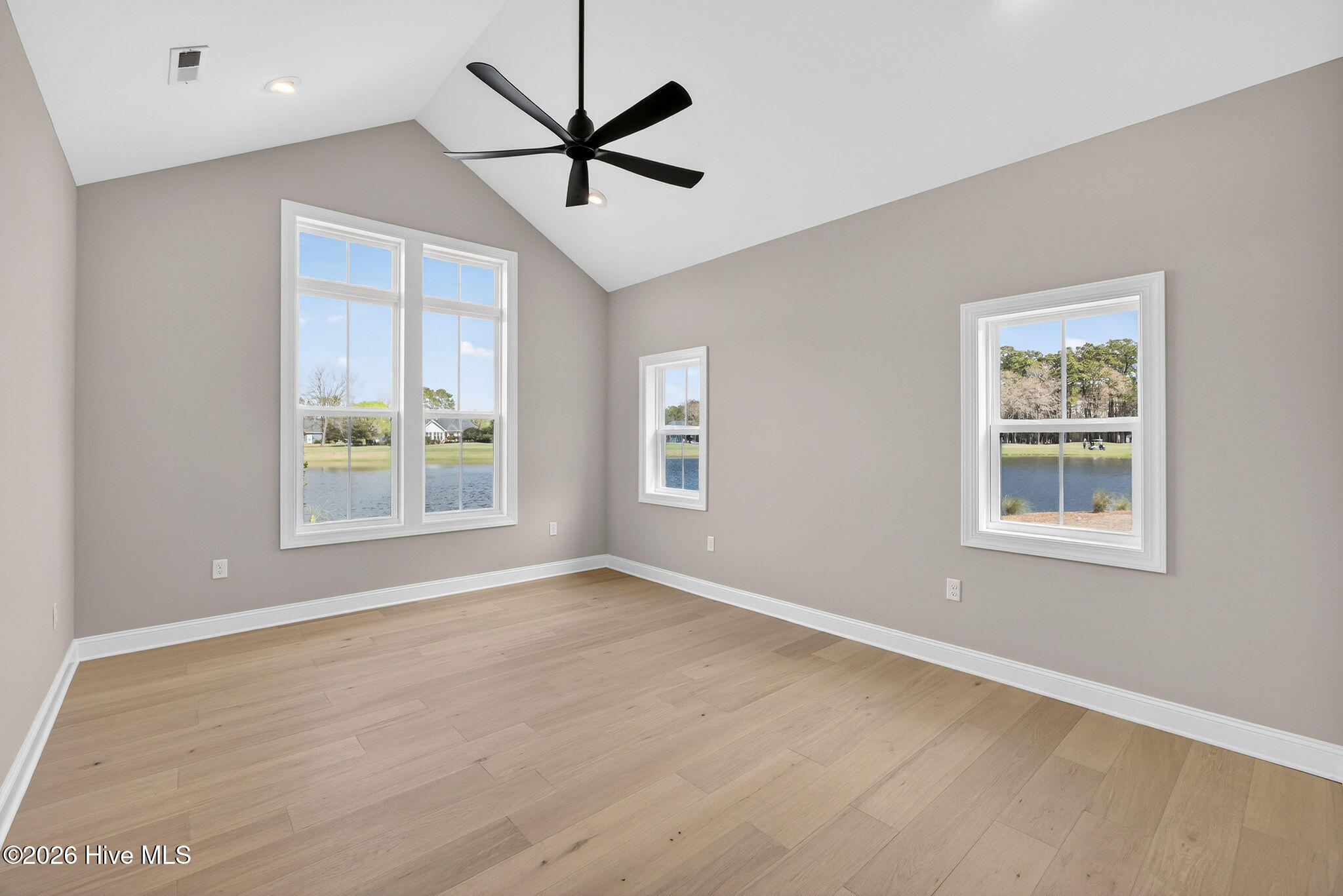 100542408 | Photo 32