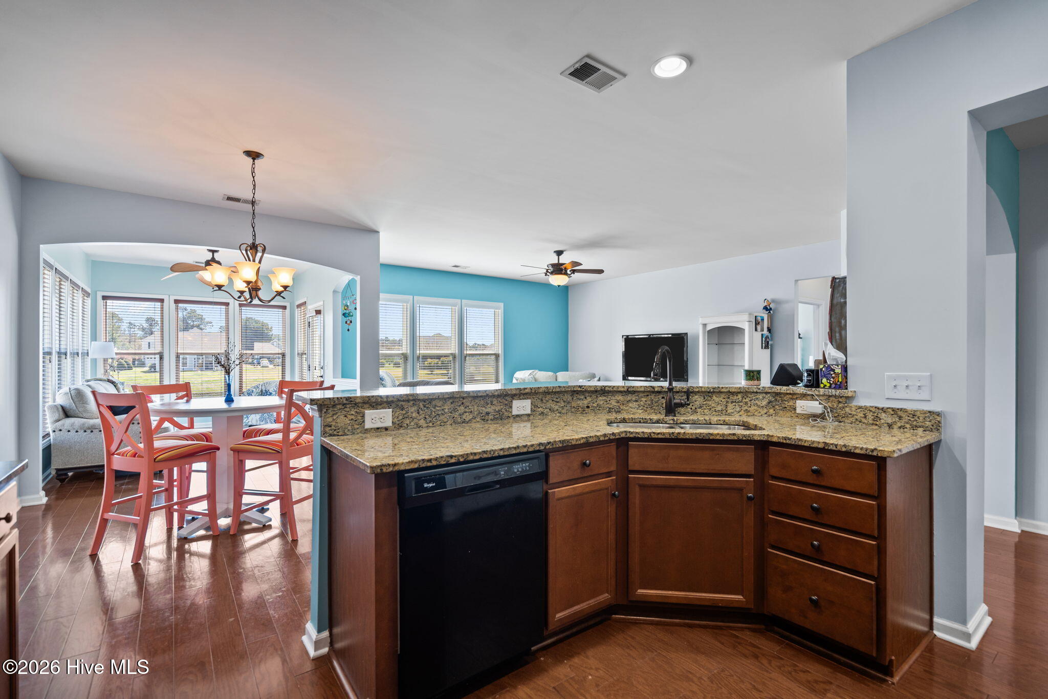 100562471 | Photo 16