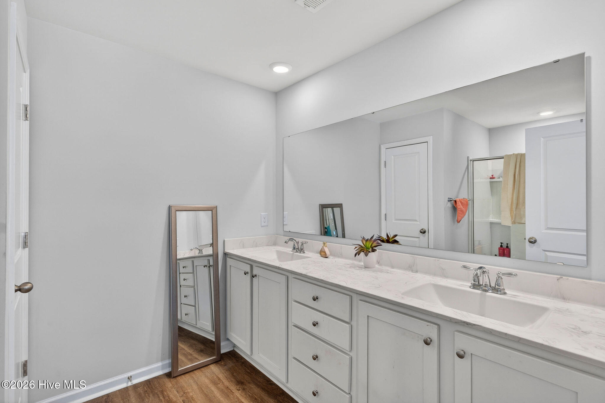 100570180 | Photo 35