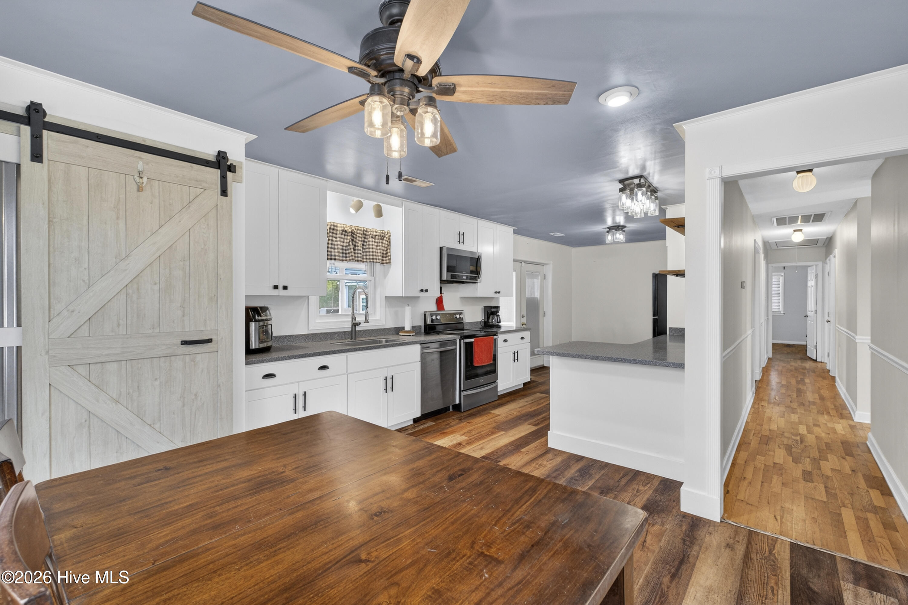 100558710 | Photo 19