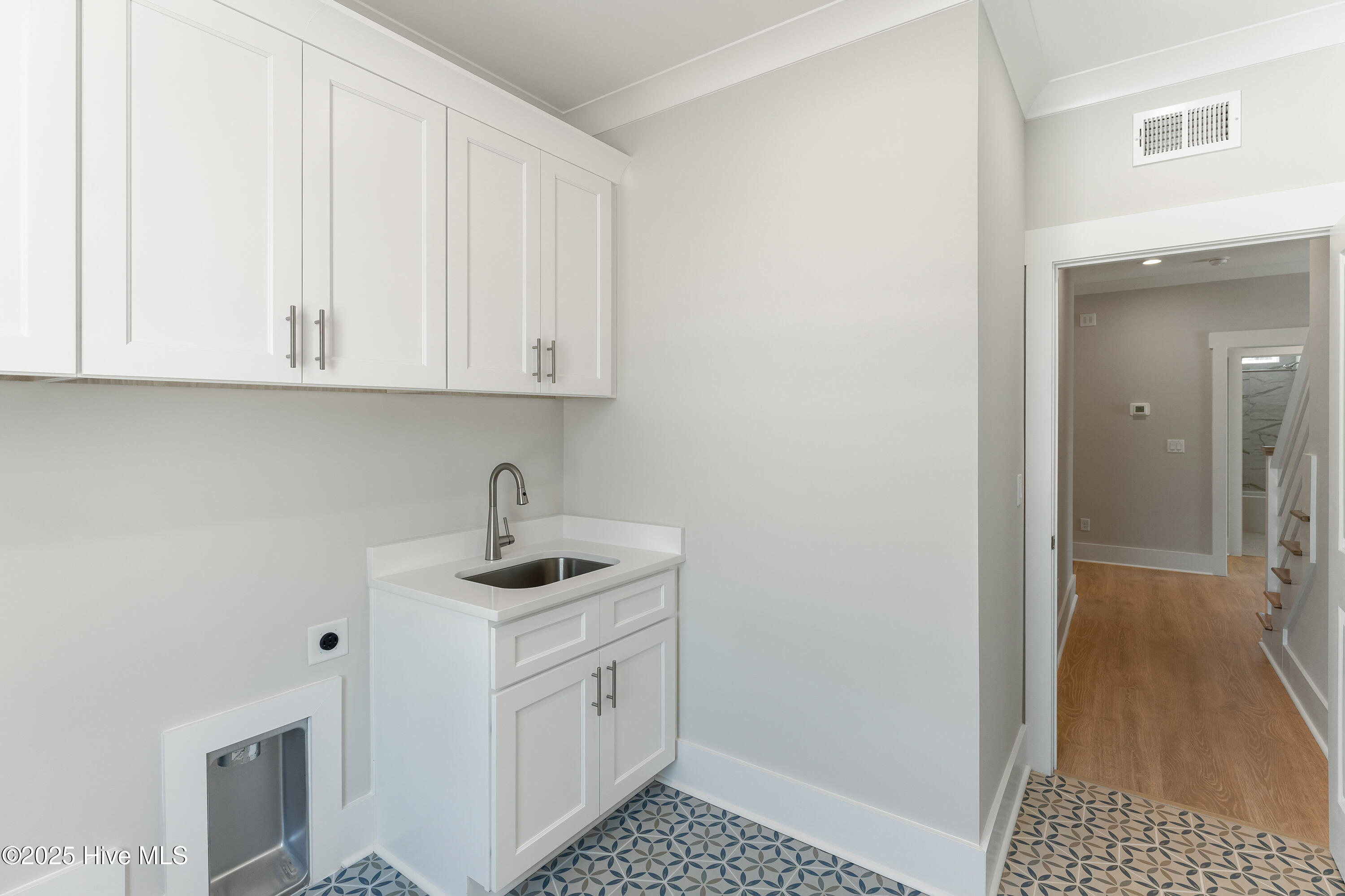 100547015 | Photo 11