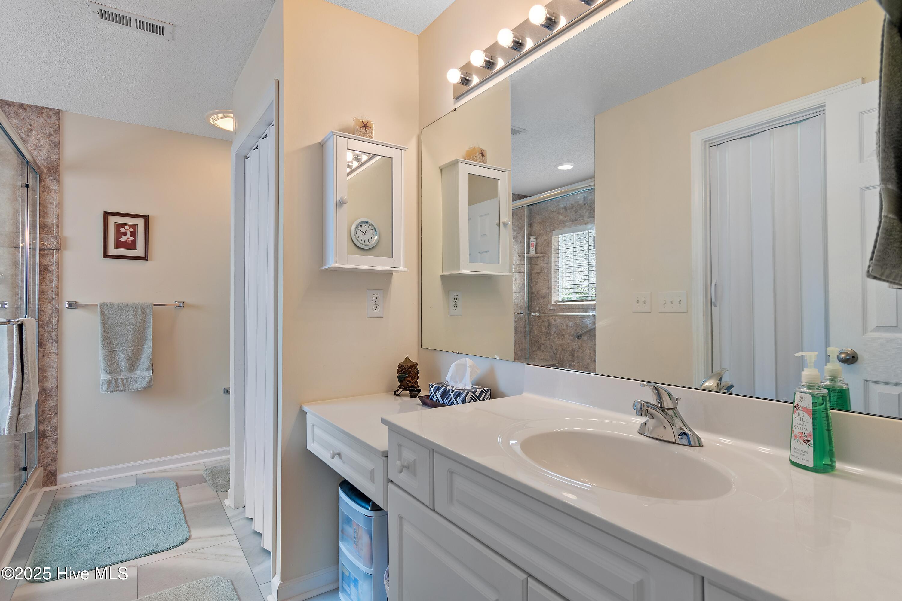 100529977 | Photo 32