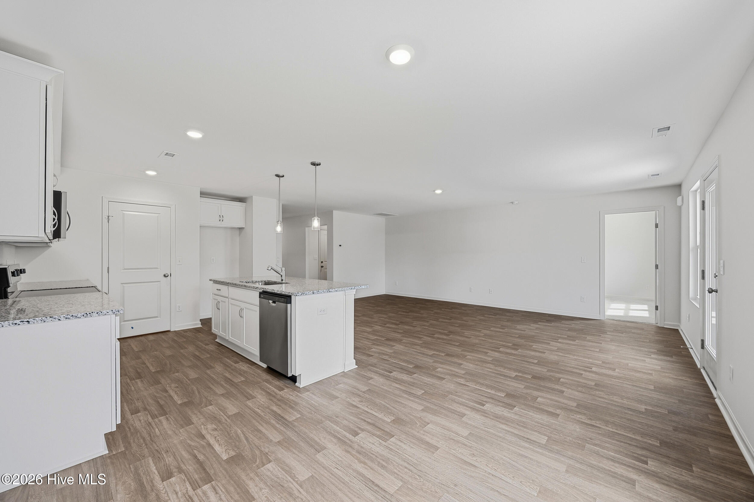 100567219 | Photo 11