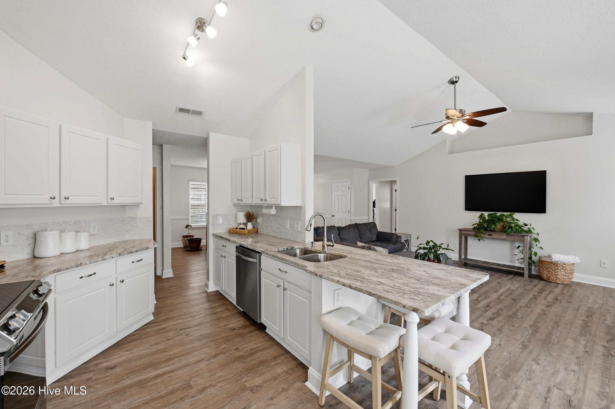 100565195 | Photo 14