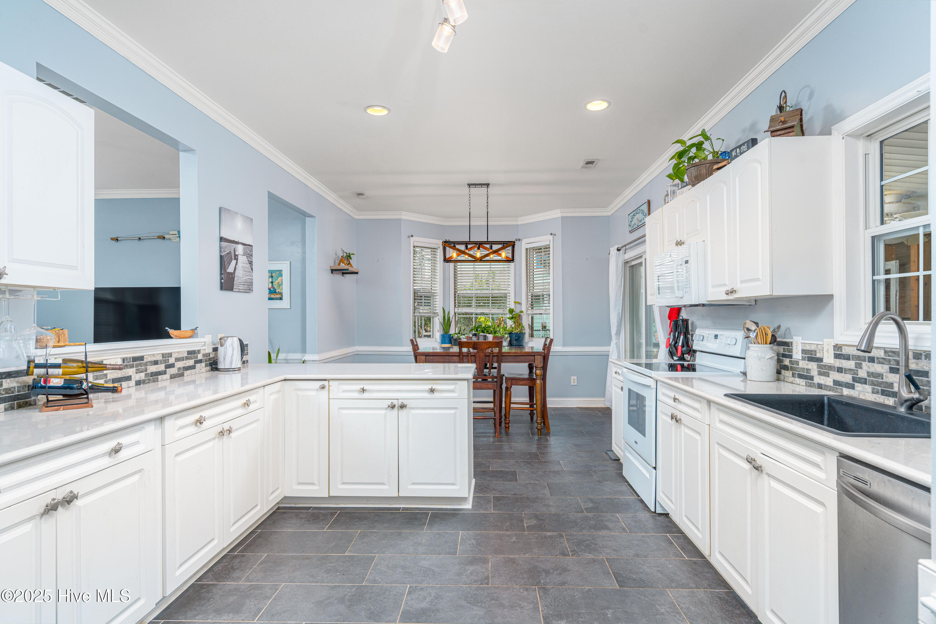 100546381 | Photo 11