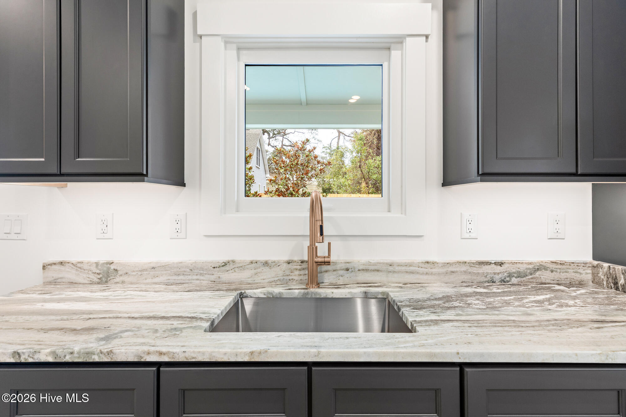 100516902 | Photo 170