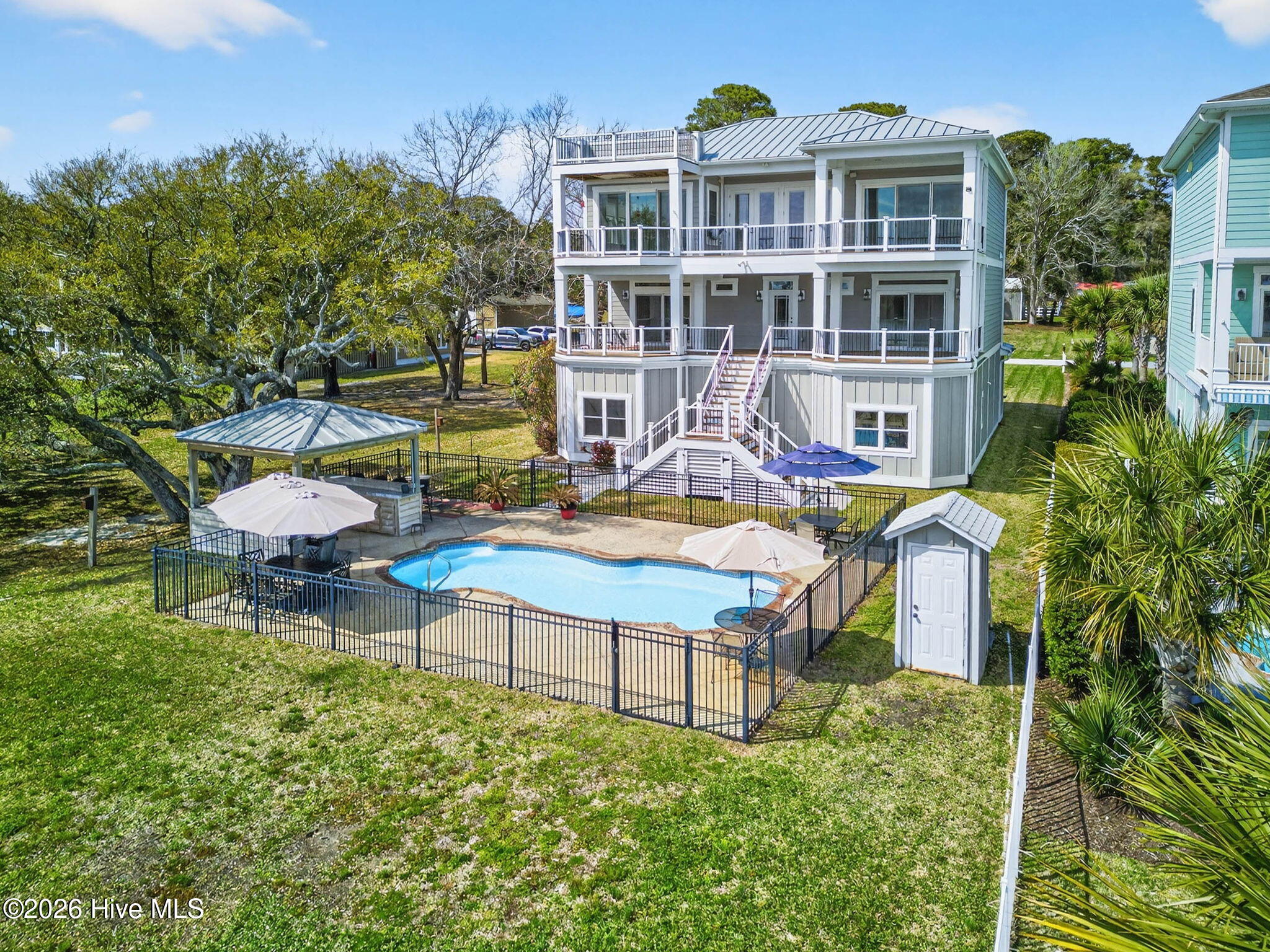 100563982 | Photo 70