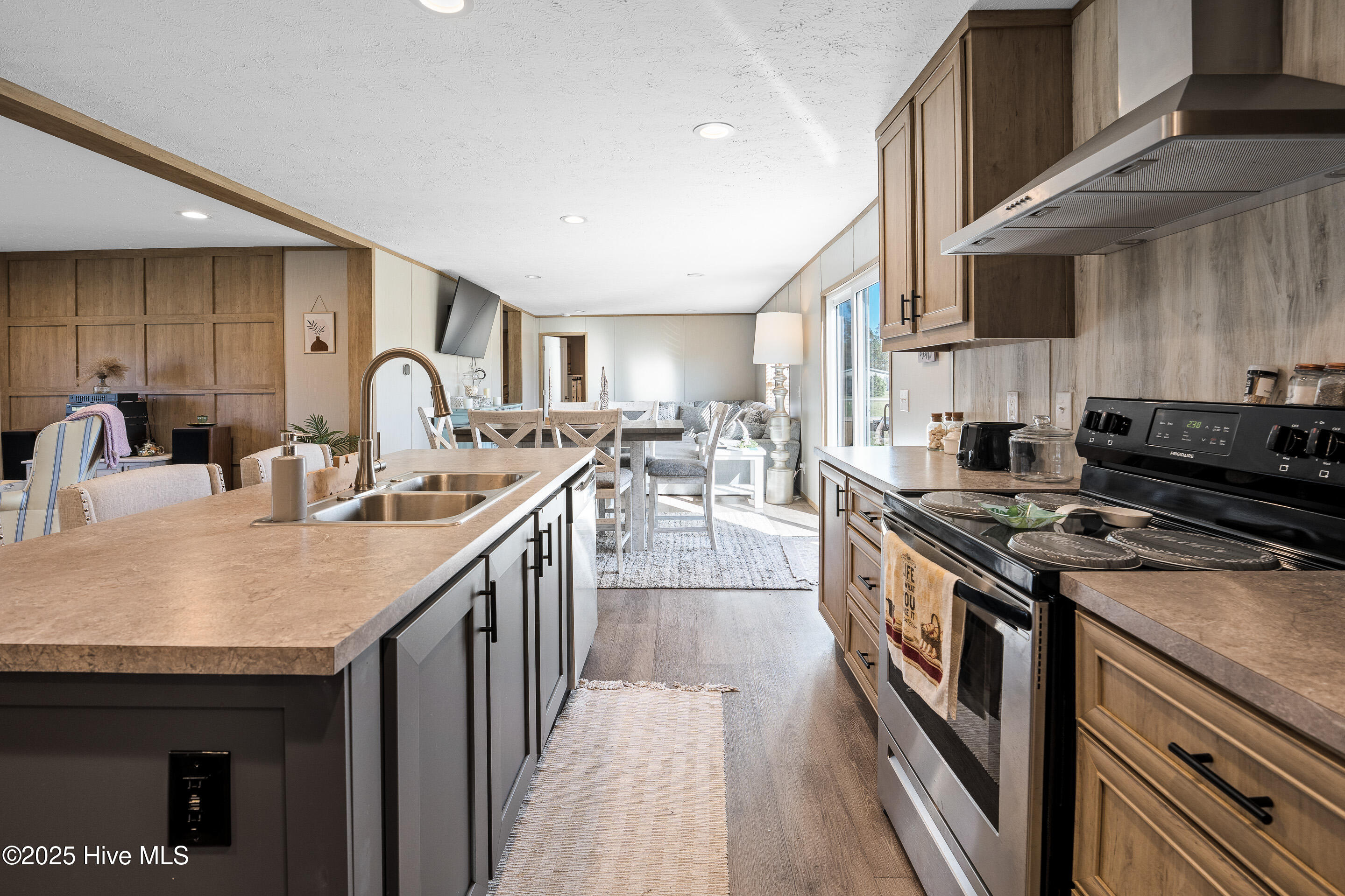 100541074 | Photo 10