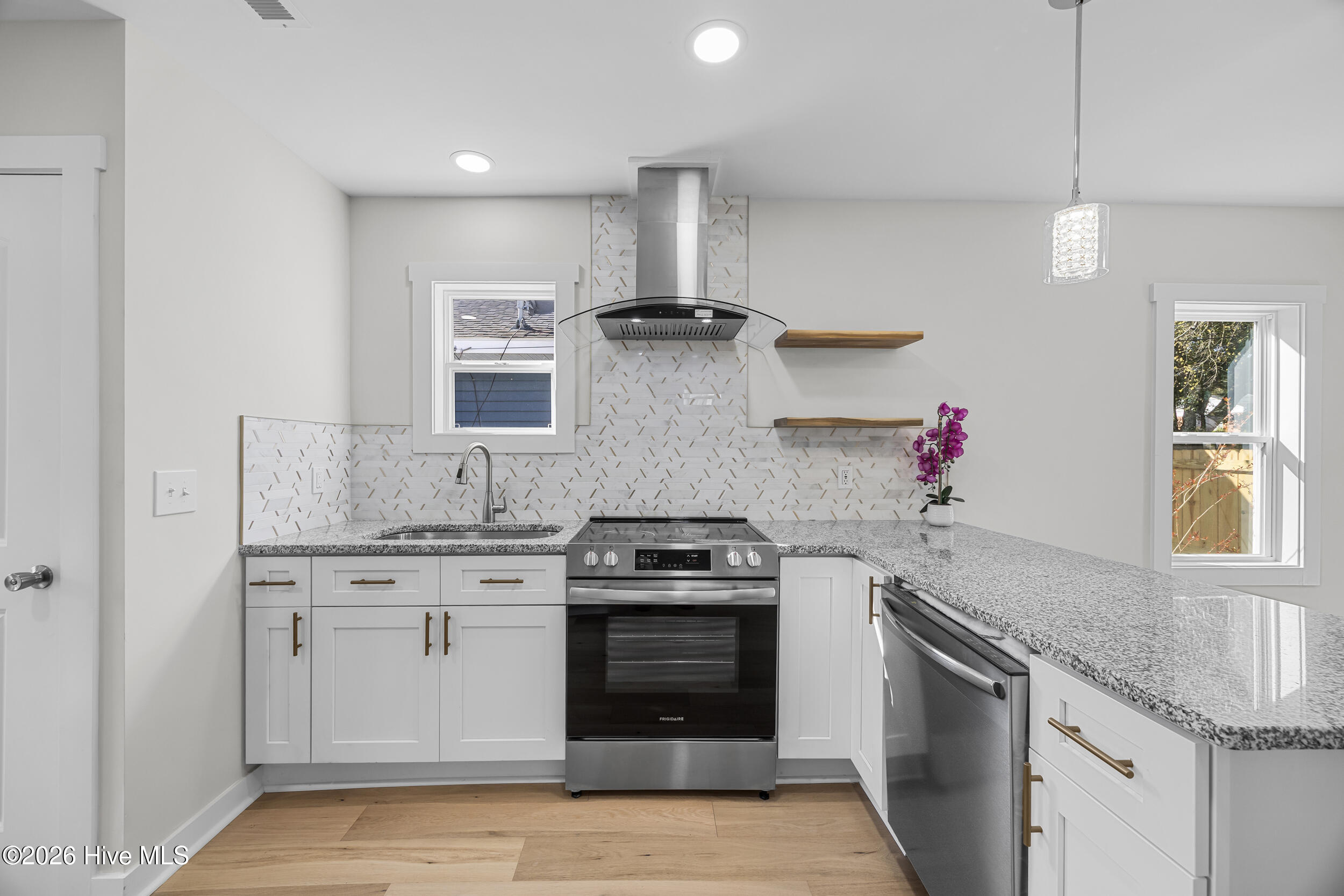 100561415 | Photo 11