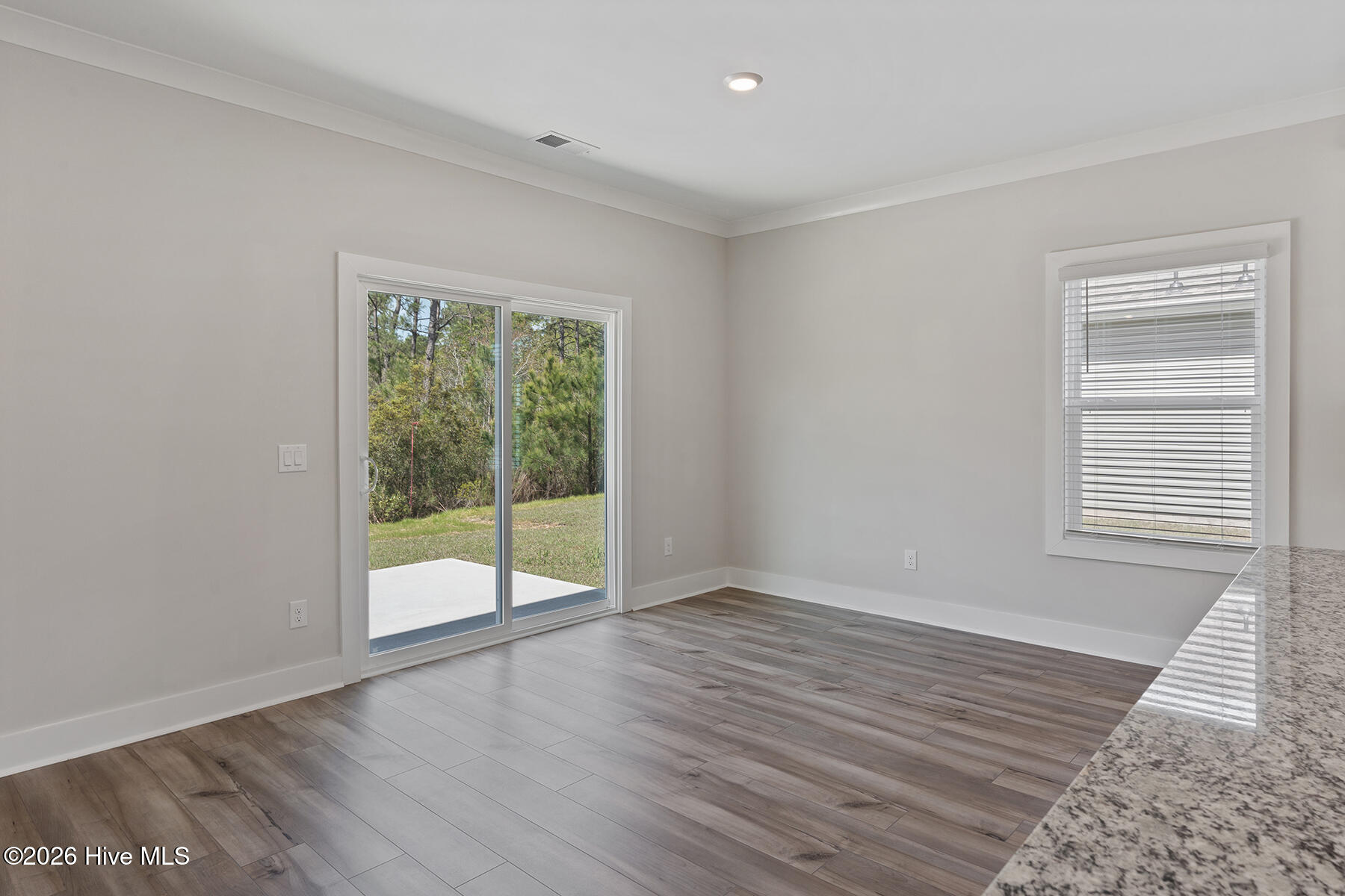 100563141 | Photo 12