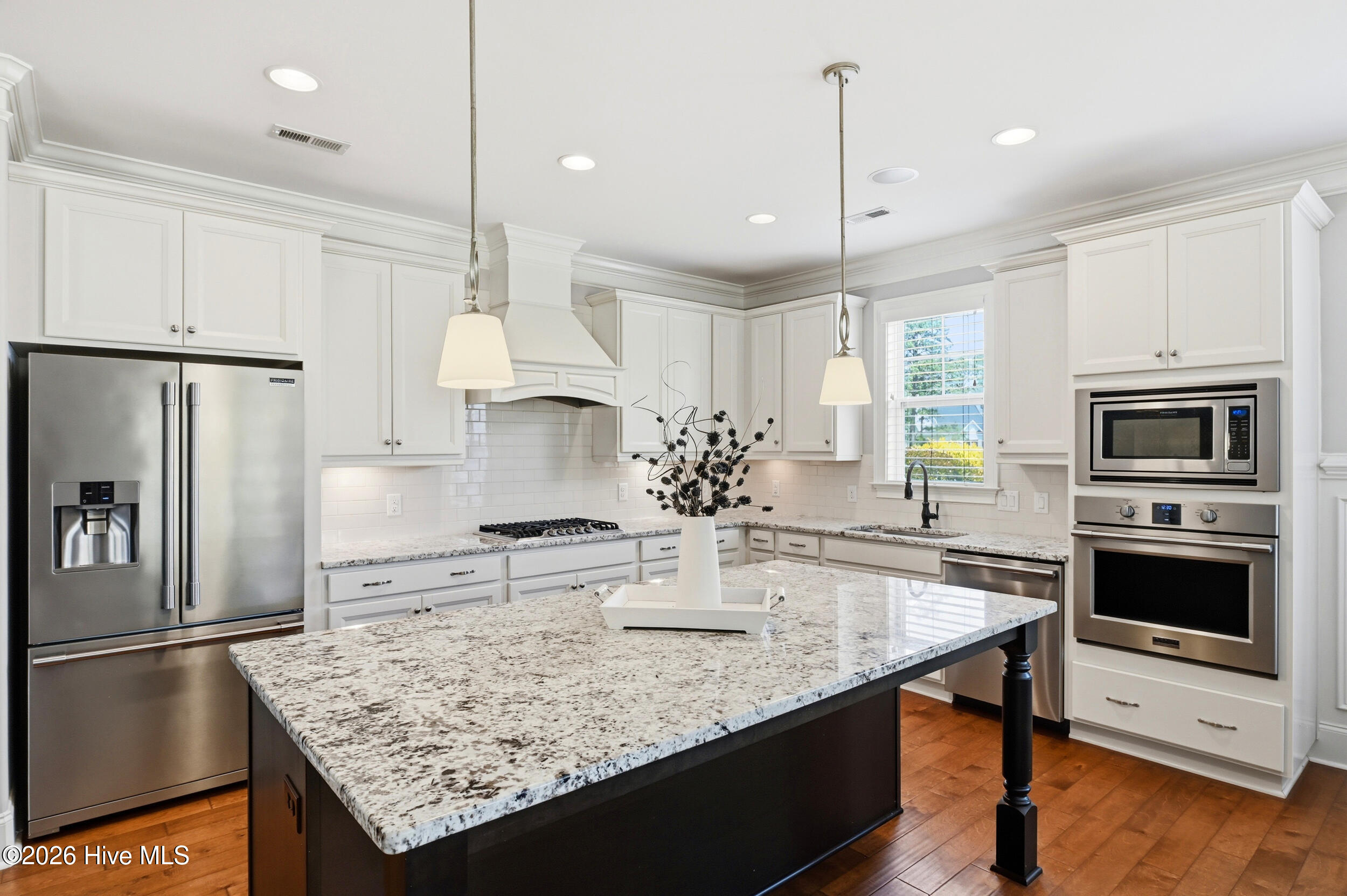 100567855 | Photo 18