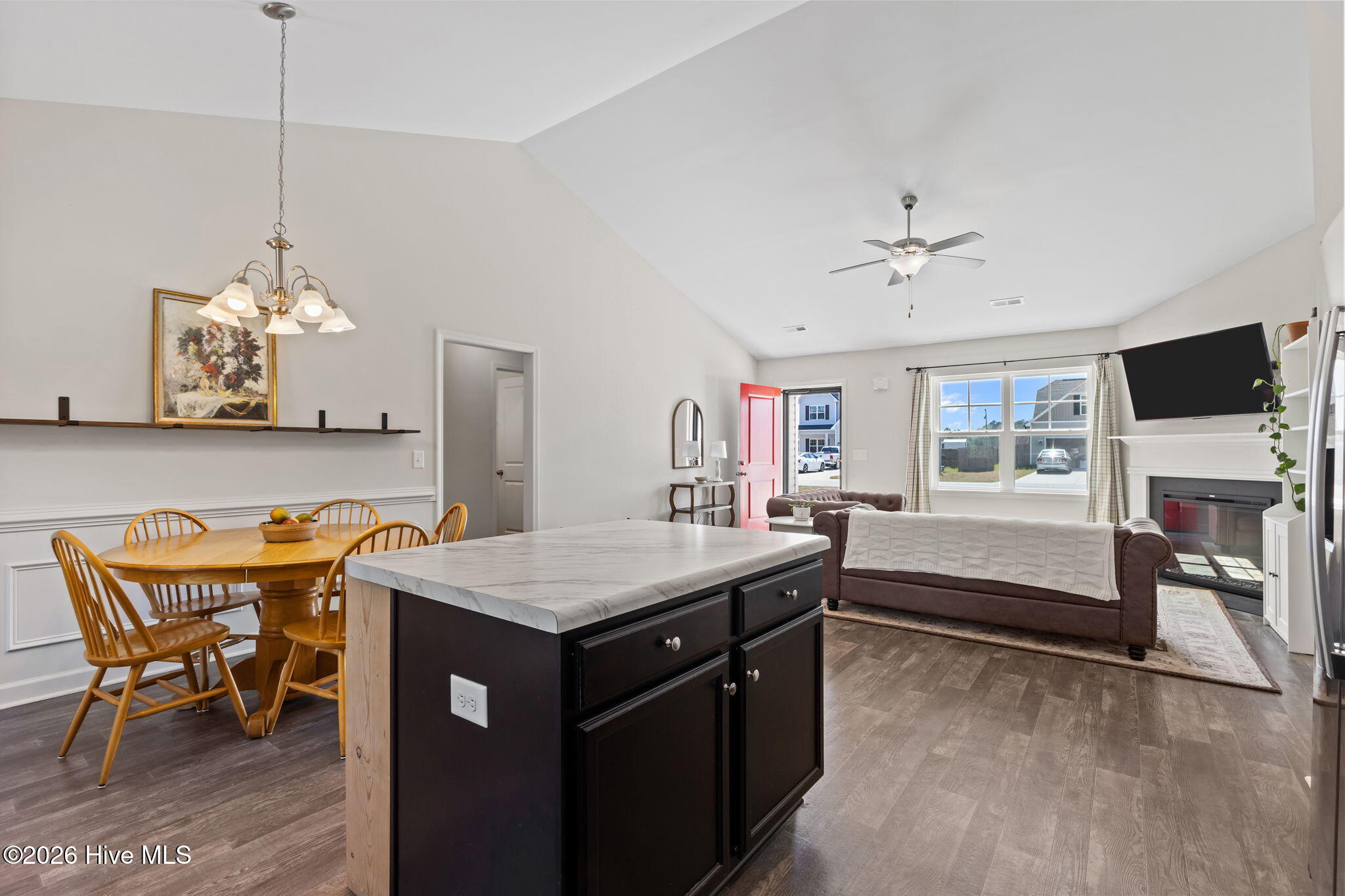 100563188 | Photo 15