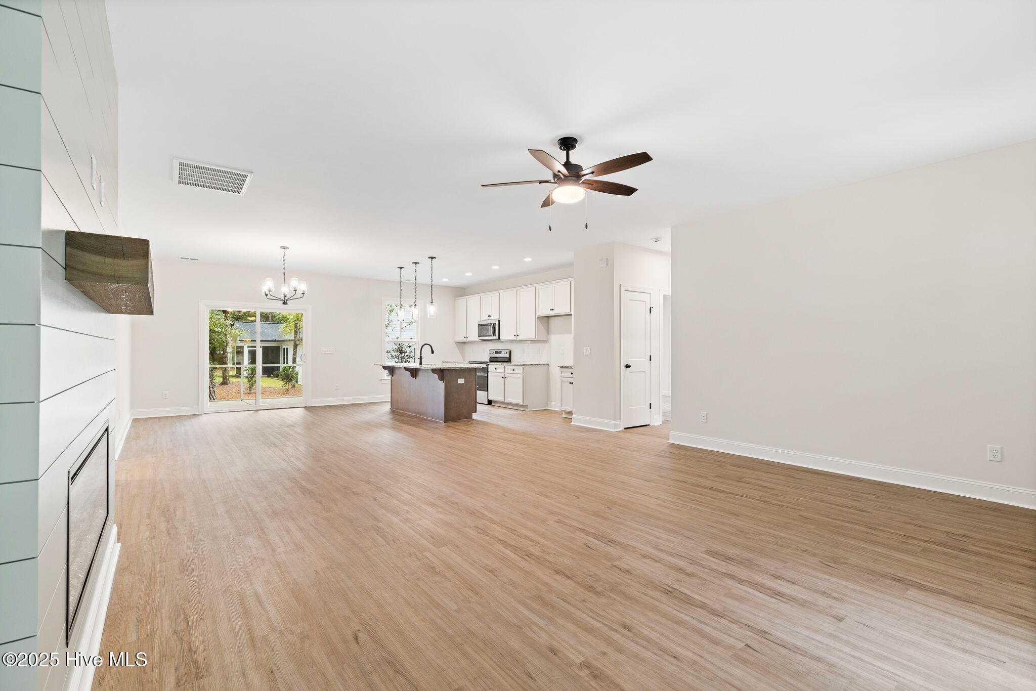 100513726 | Photo 11