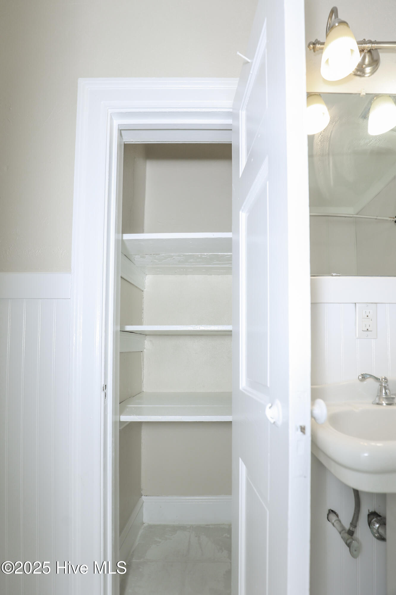 100542091 | Photo 24