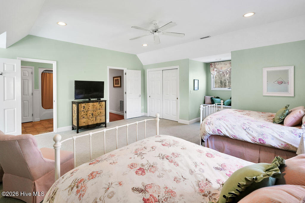 100564190 | Photo 52