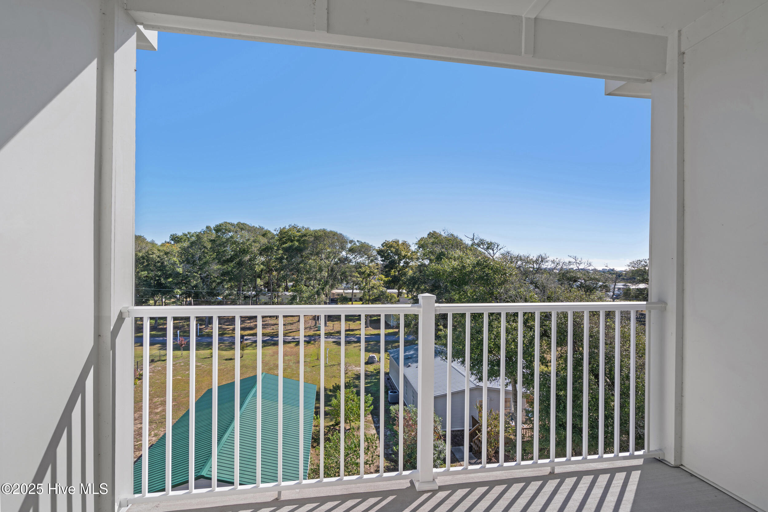 100539009 | Photo 24