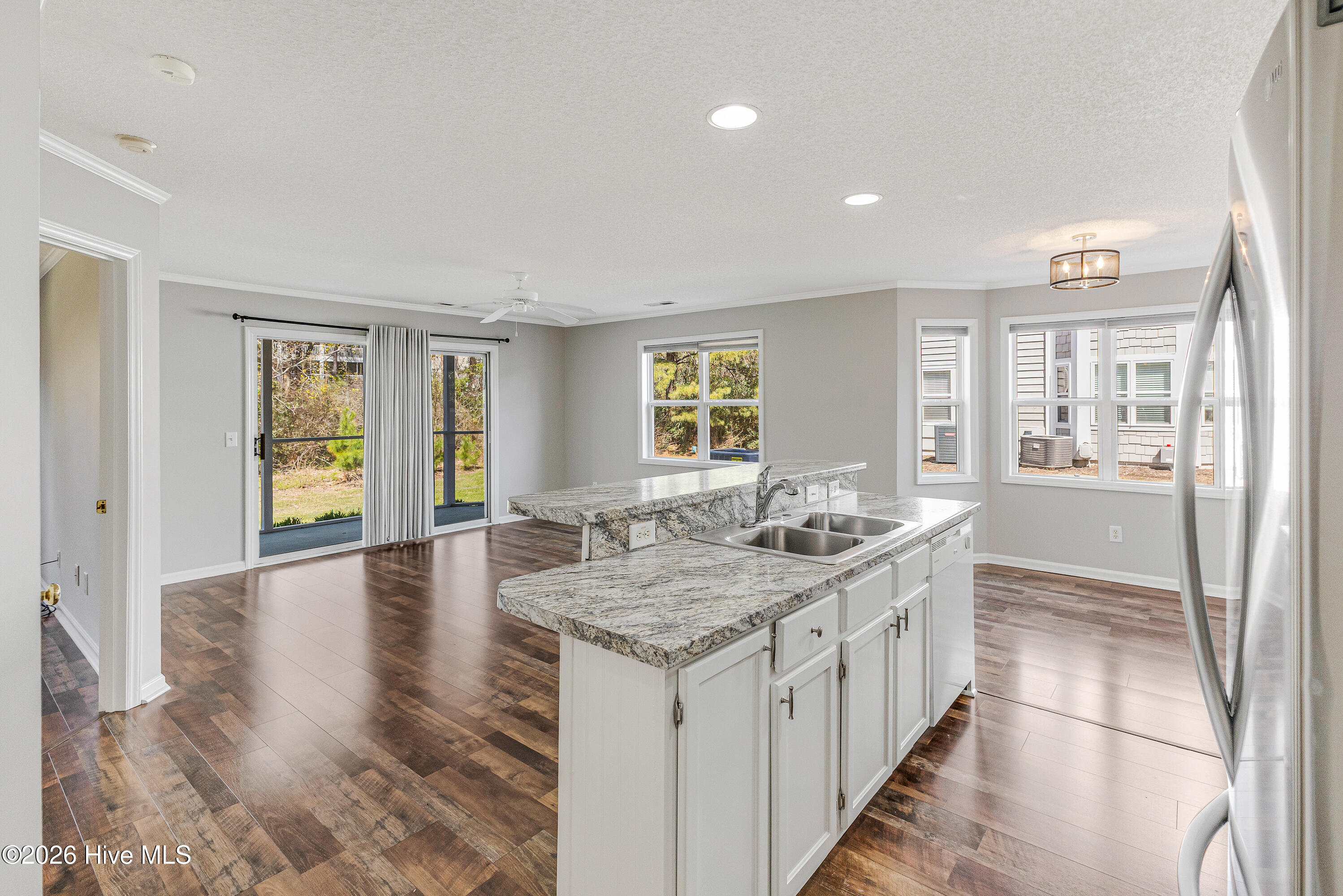 100562501 | Photo 11