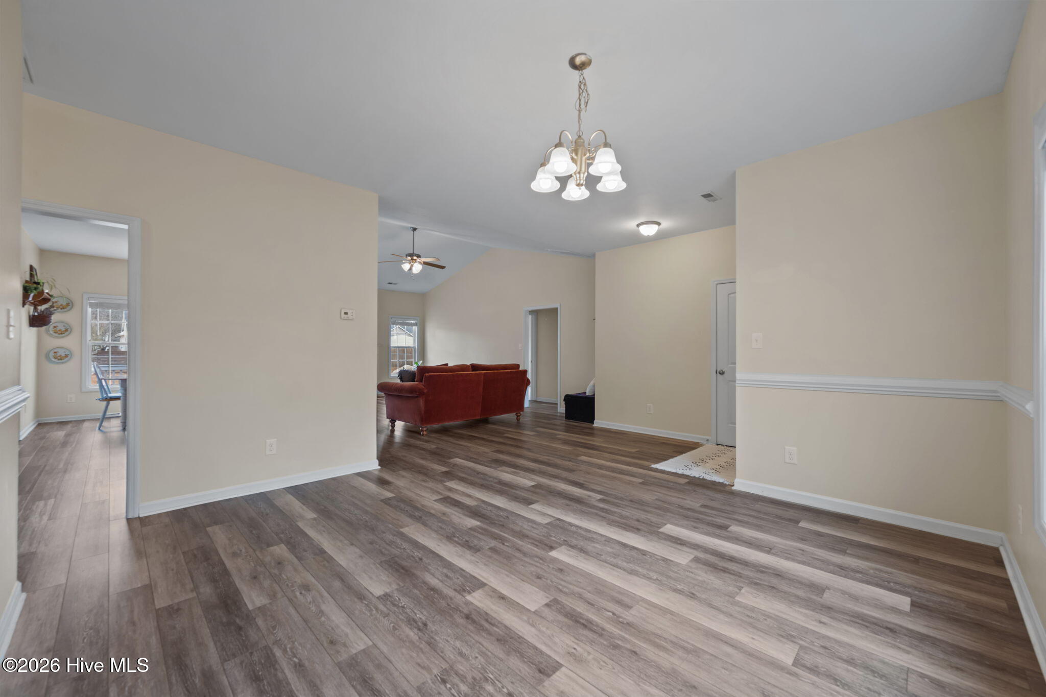 100549780 | Photo 10