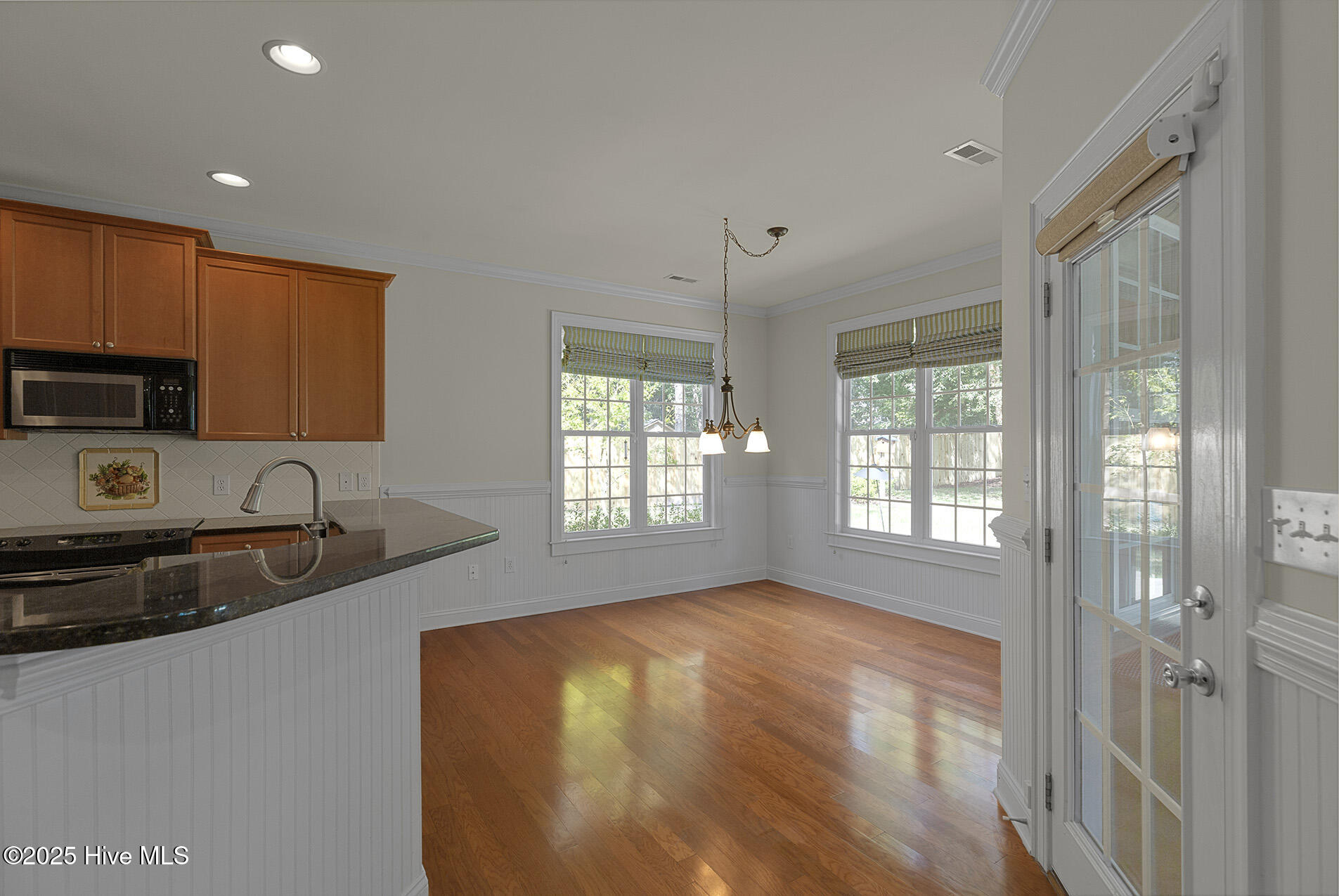 100558223 | Photo 16