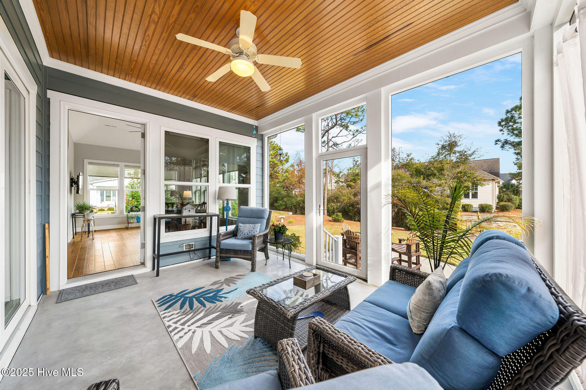 100547270 | Photo 23