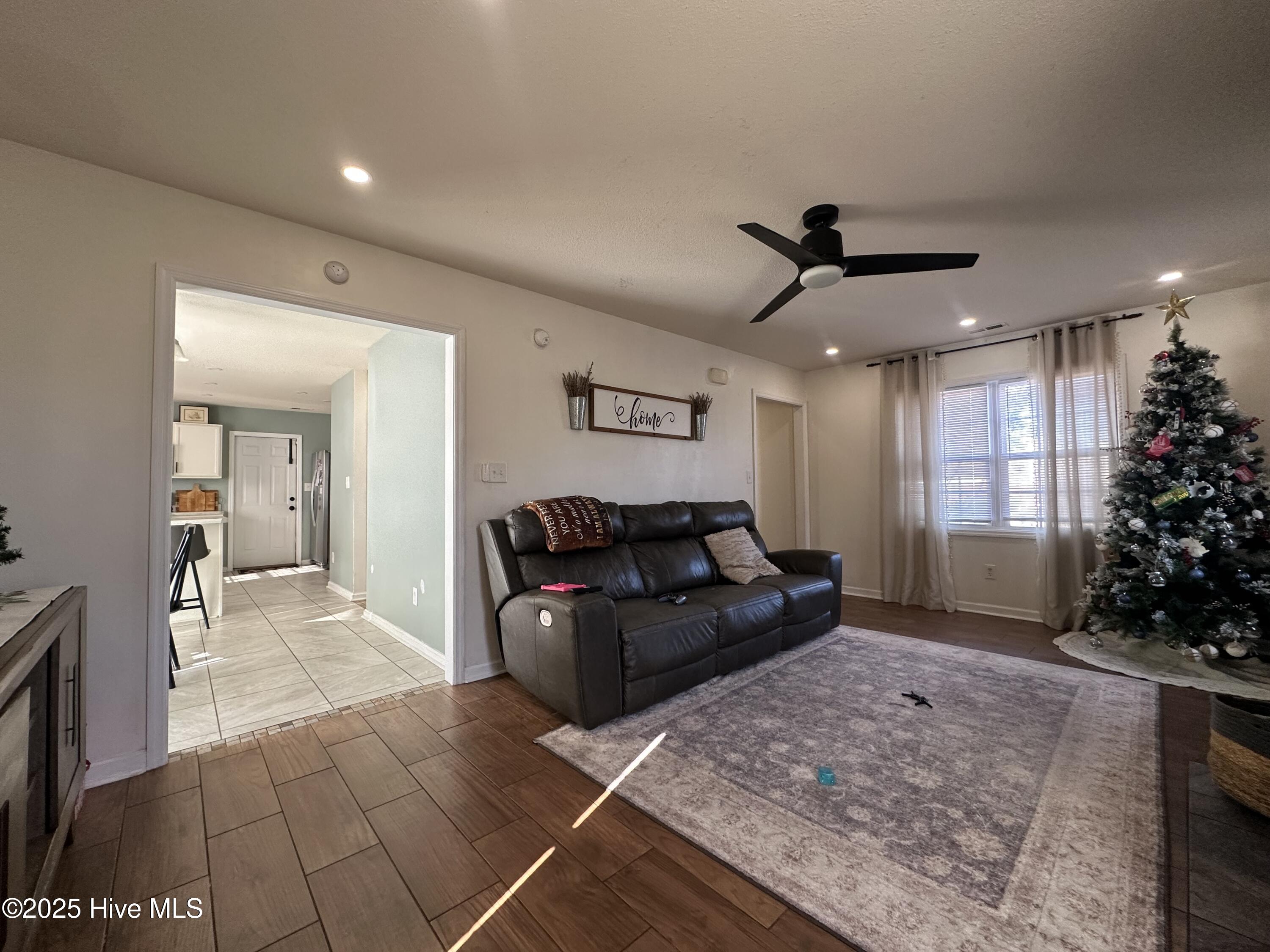 100545130 | Photo 11