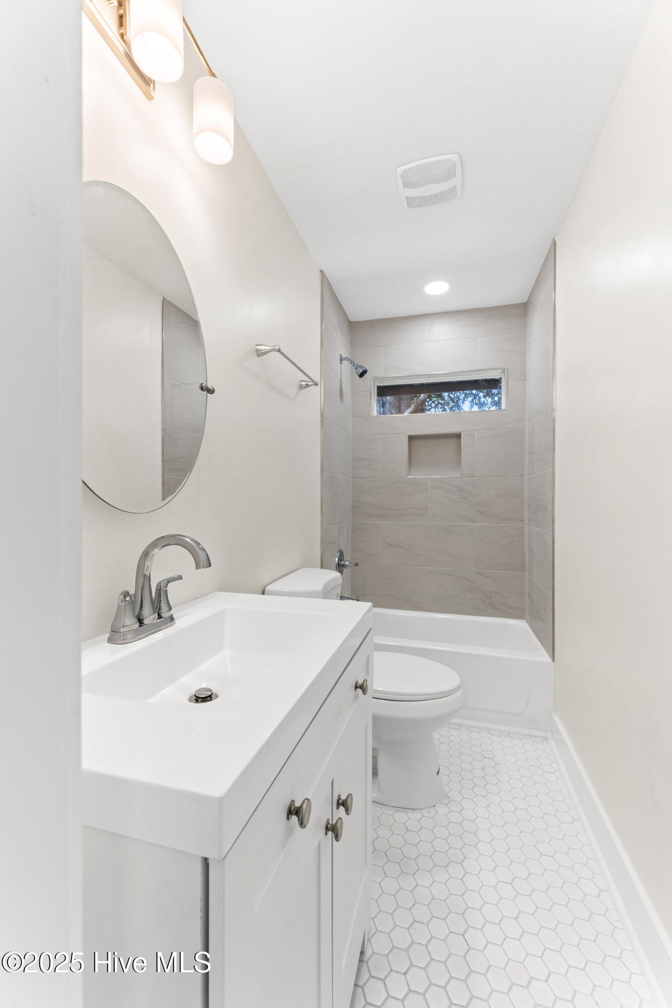 100536748 | Photo 15