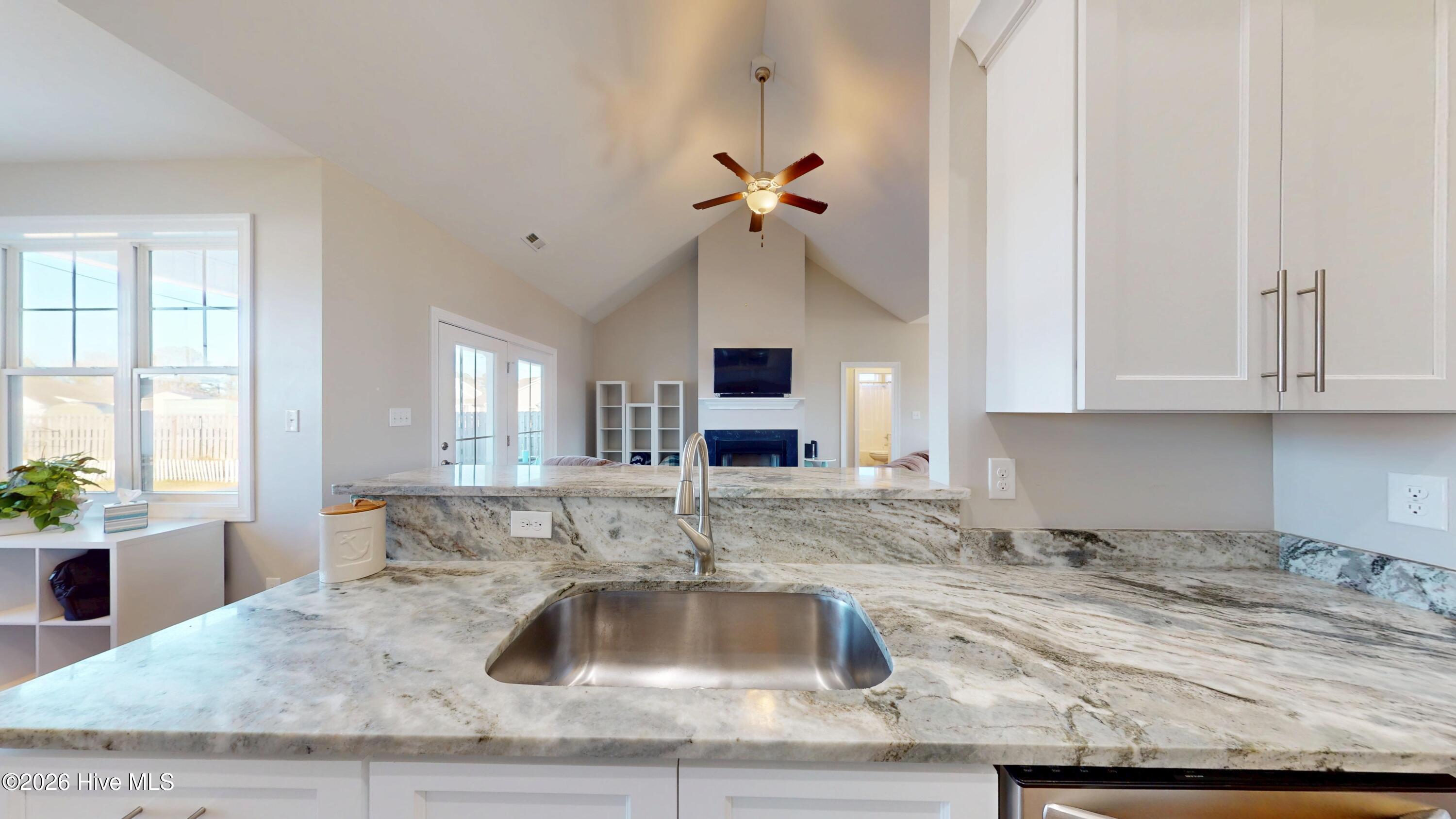 100547102 | Photo 14