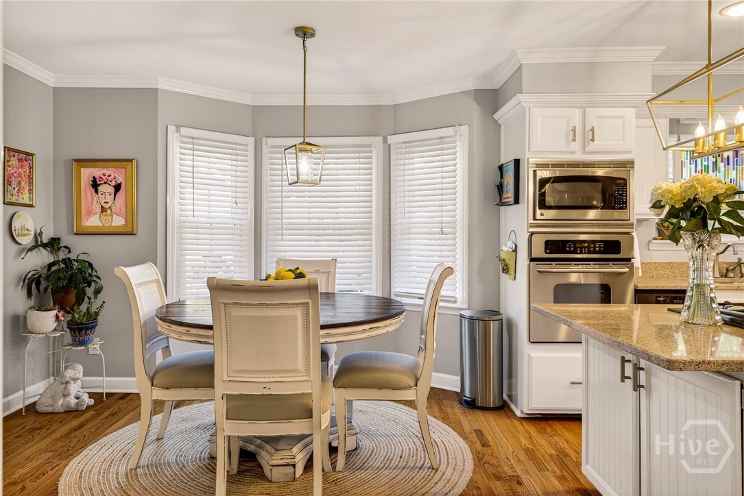 breakfast room