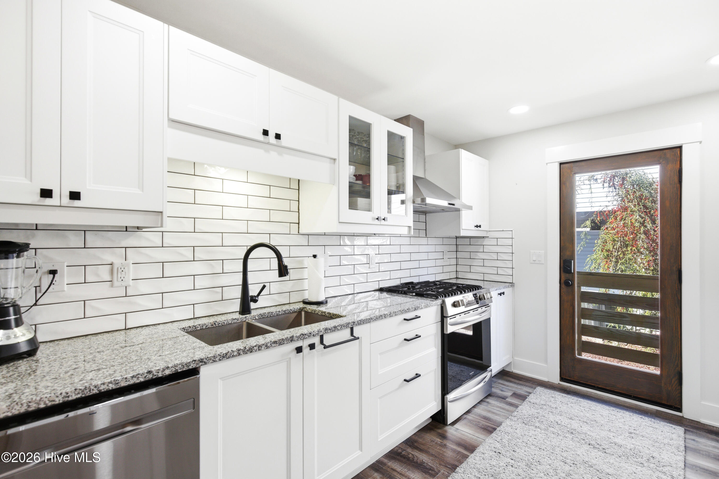 100564276 | Photo 23