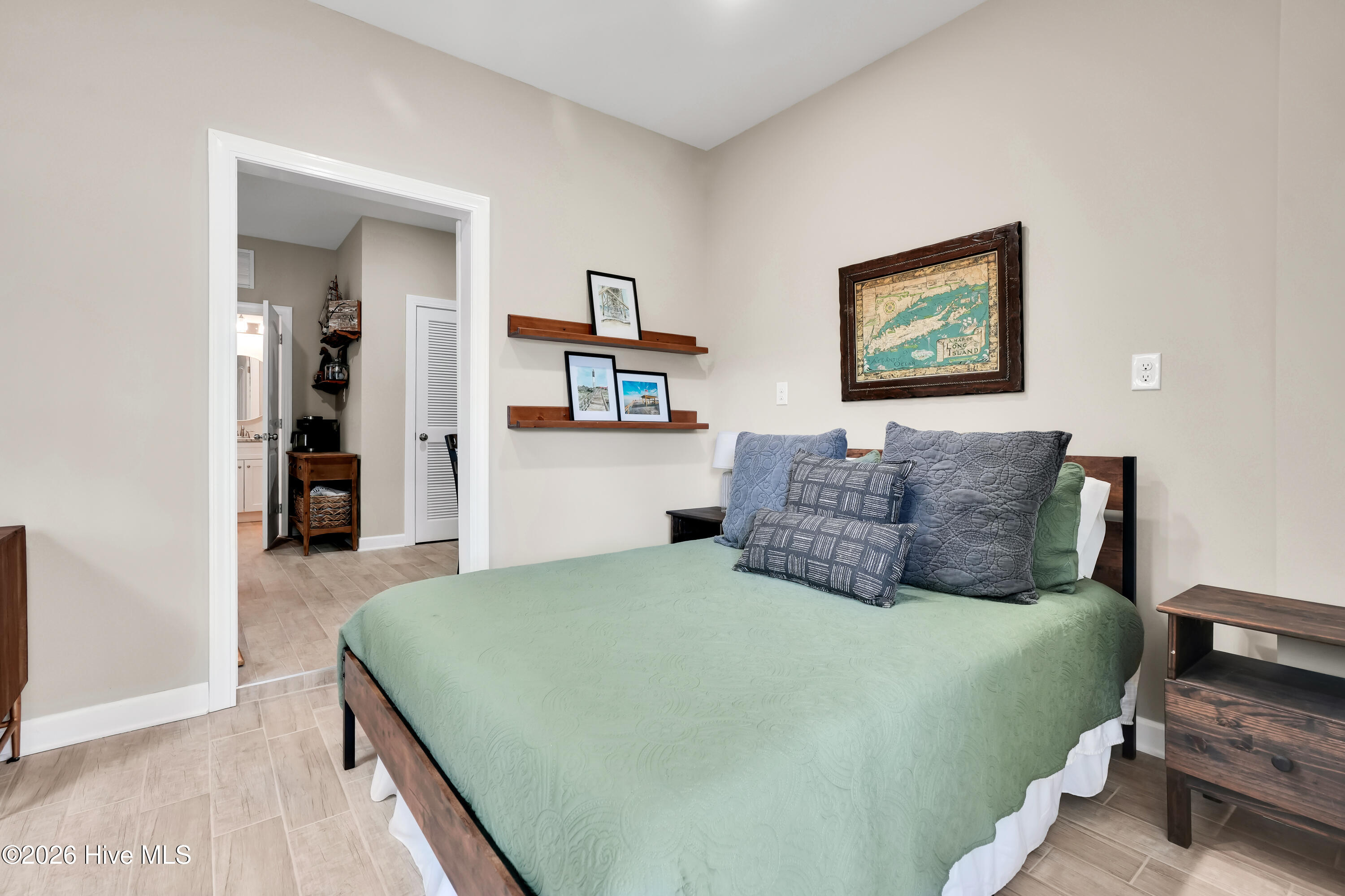 100570261 | Photo 27