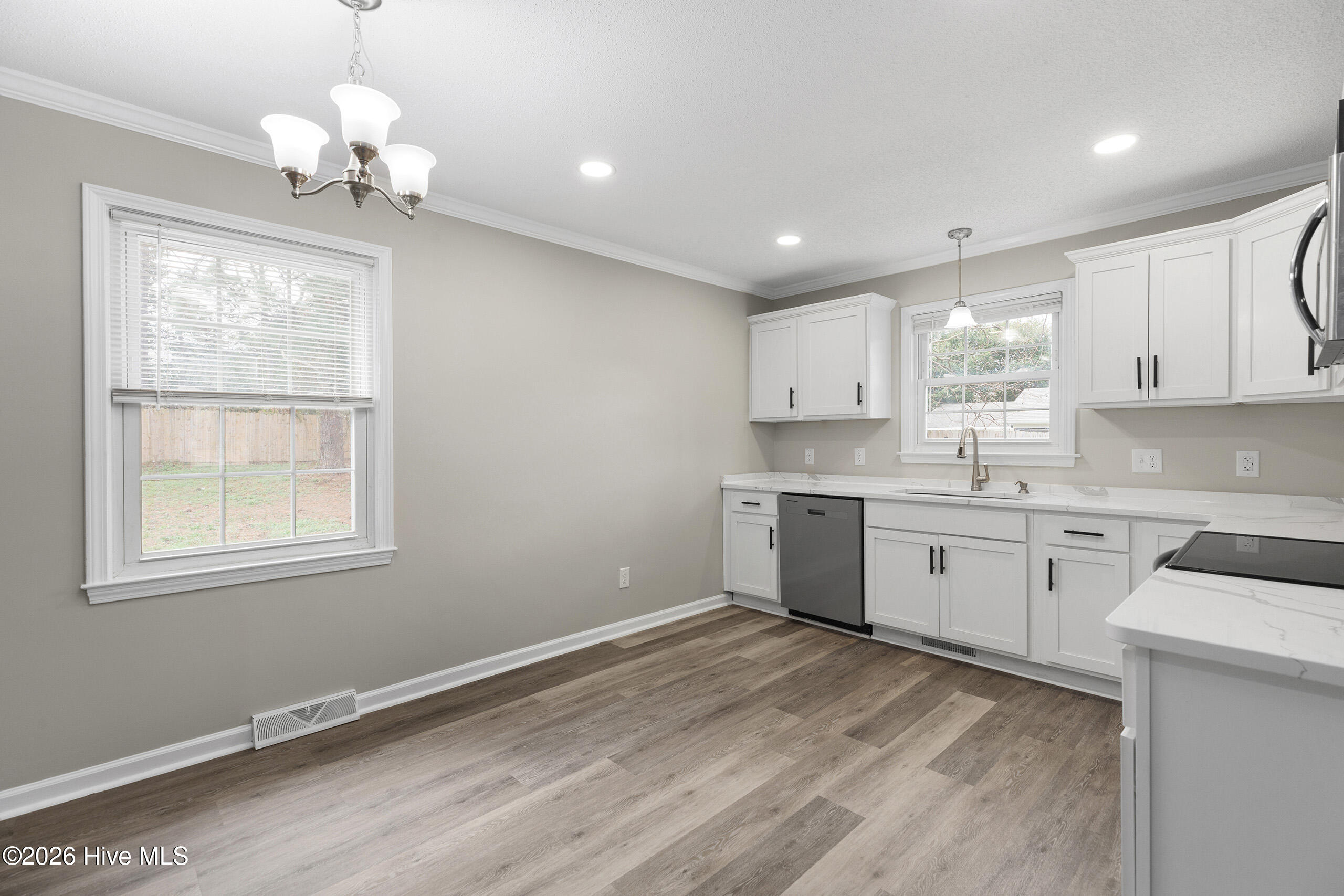 100558477 | Photo 11