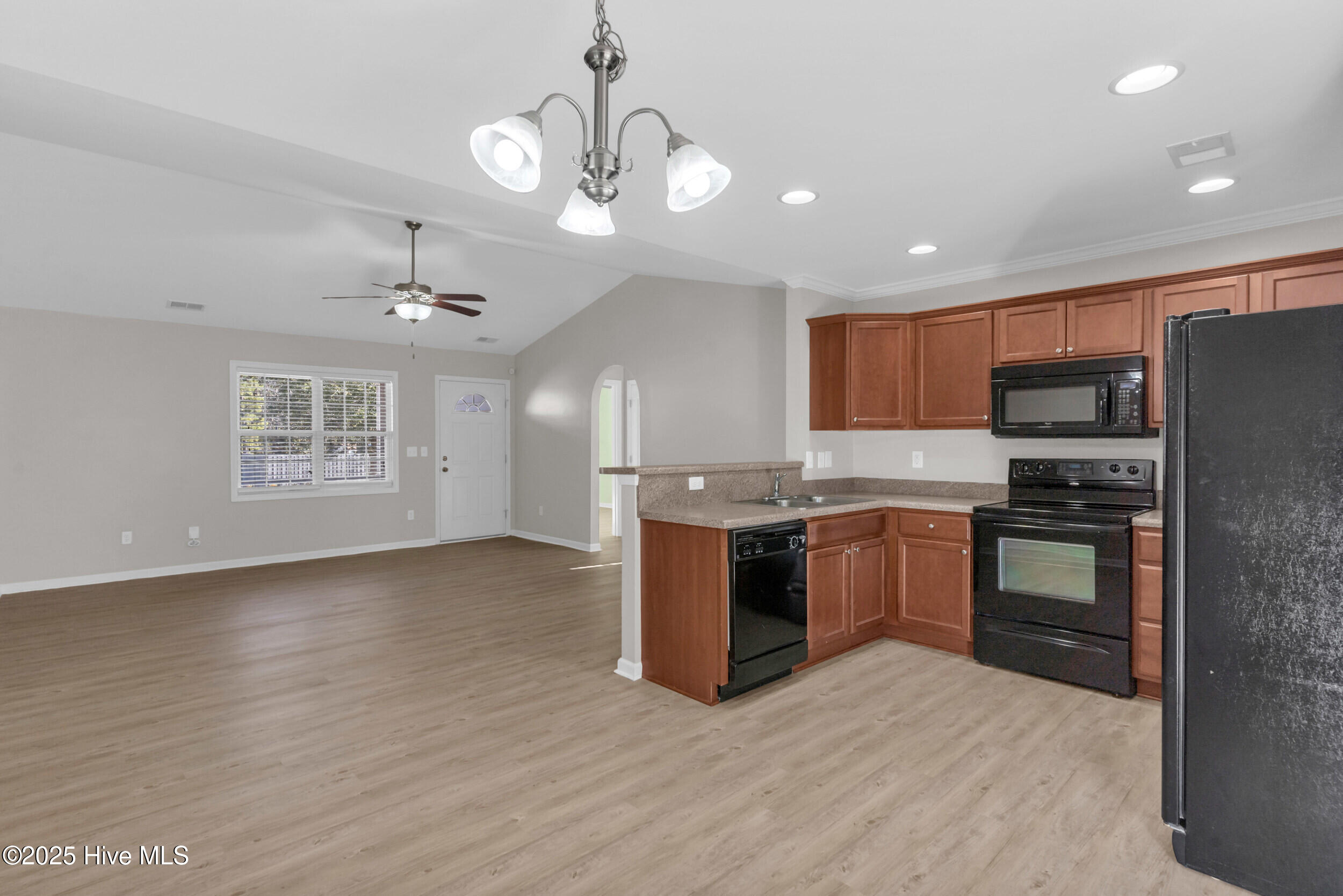 100545882 | Photo 13