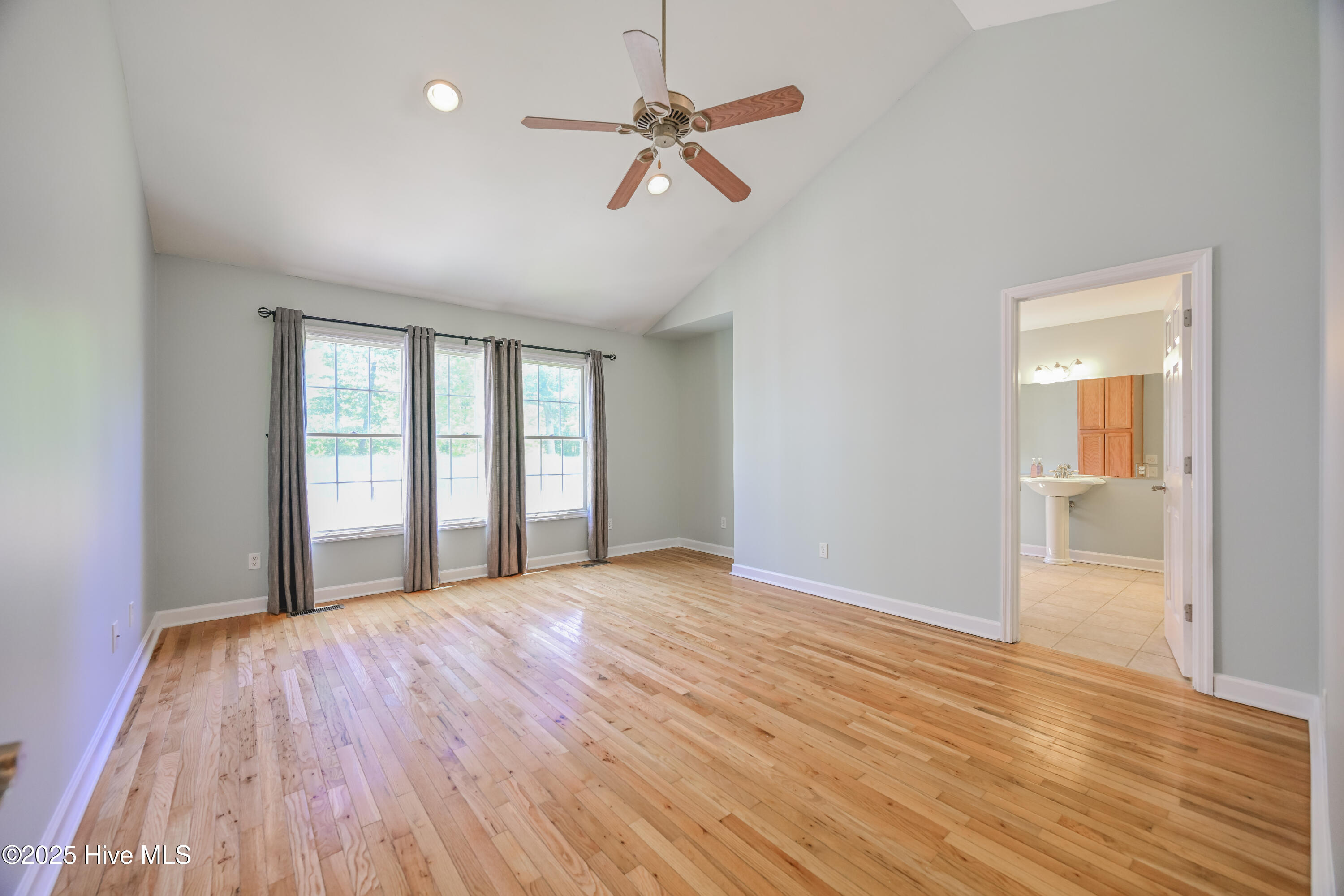 100523766 | Photo 30