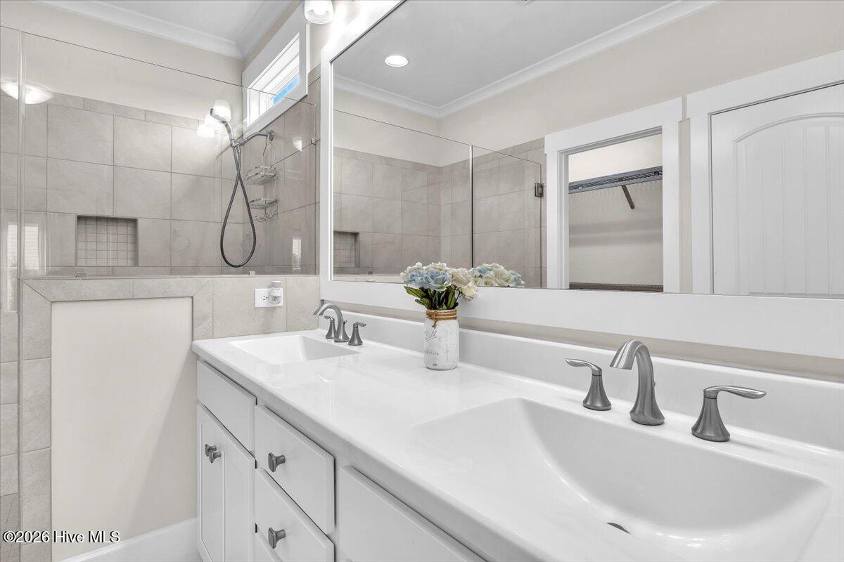 100548797 | Photo 55