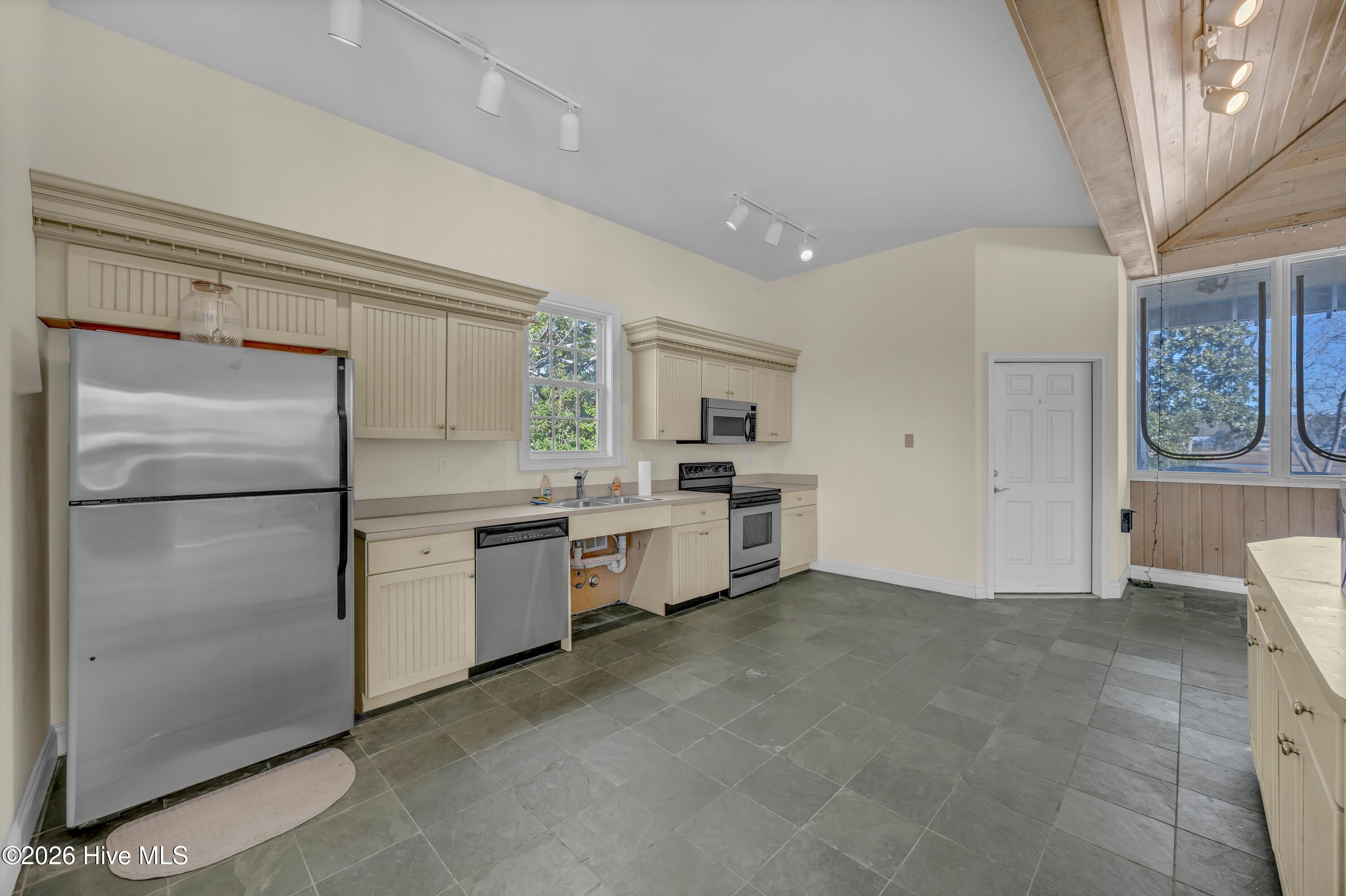 100554851 | Photo 33