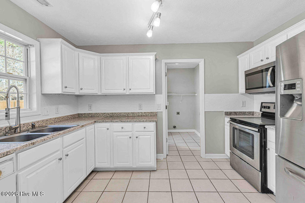 100557733 | Photo 12